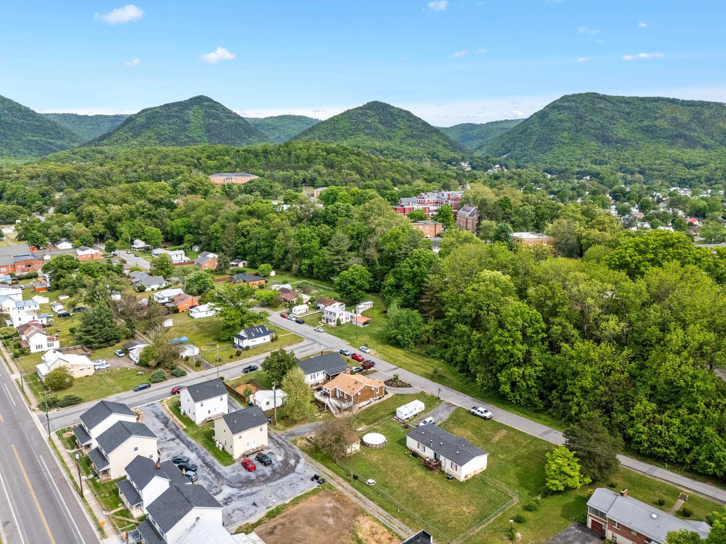 217 W 28TH ST, BUENA VISTA, Virginia 24416, ,Residential,217 W 28TH ST,676880 MLS # 676880