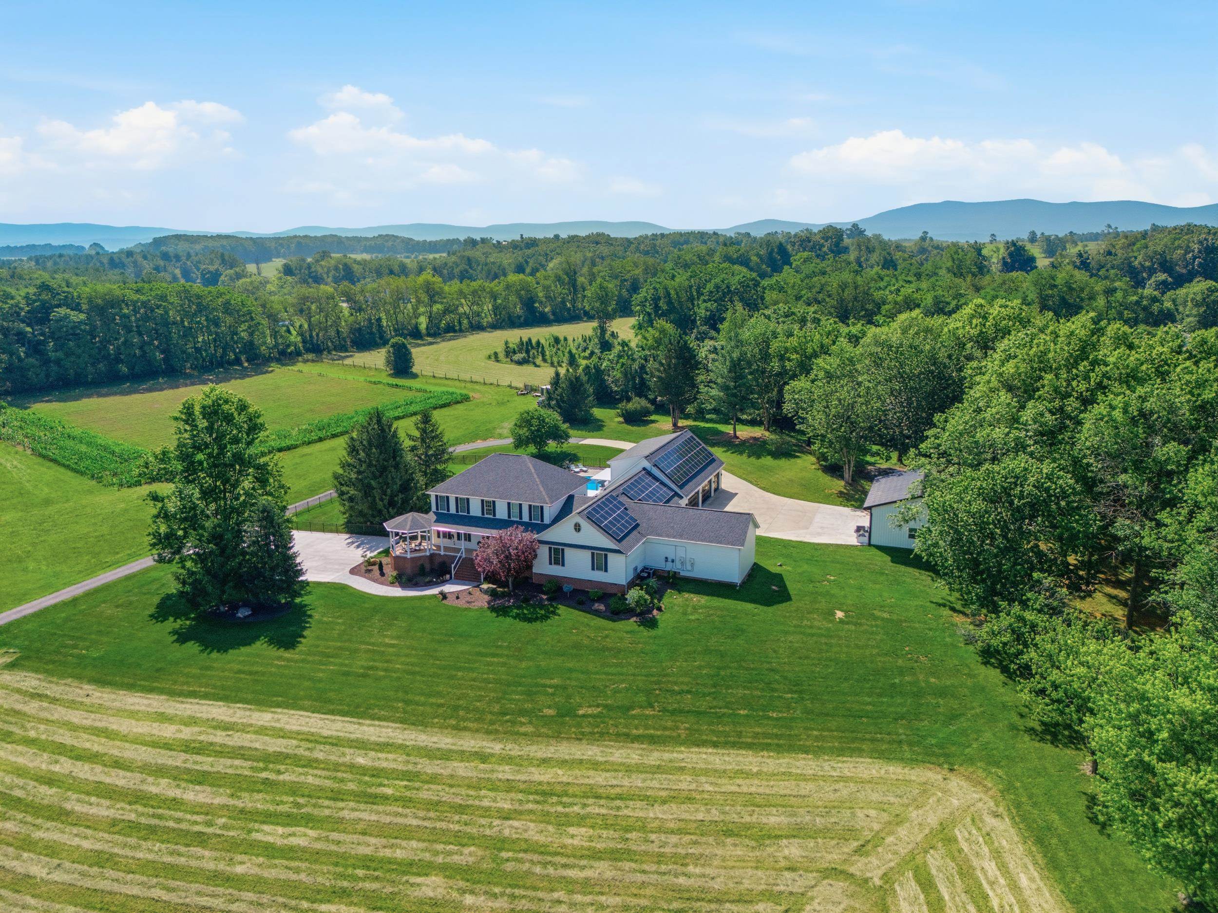 572 AUGUSTA FARMS RD, WAYNESBORO, Virginia 22980, 5 Bedrooms Bedrooms, ,3 BathroomsBathrooms,Residential,572 AUGUSTA FARMS RD,680743 MLS # 680743 572 AUGUSTA FARMS RD, WAYNESBORO, Virginia 22980, 5 Bedrooms Bedrooms, ,3 BathroomsBathrooms,Residential,572 AUGUSTA FARMS RD,680743 MLS # 680743