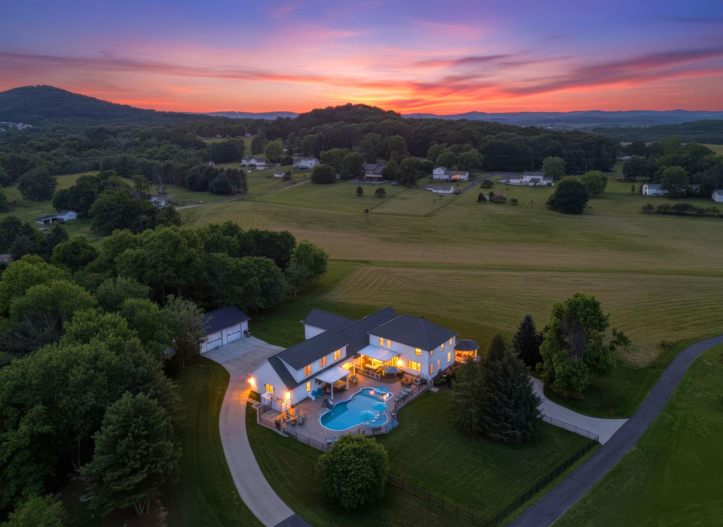 572 AUGUSTA FARMS RD, WAYNESBORO, Virginia 22980, 5 Bedrooms Bedrooms, ,3 BathroomsBathrooms,Residential,572 AUGUSTA FARMS RD,680743 MLS # 680743 572 AUGUSTA FARMS RD, WAYNESBORO, Virginia 22980, 5 Bedrooms Bedrooms, ,3 BathroomsBathrooms,Residential,572 AUGUSTA FARMS RD,680743 MLS # 680743