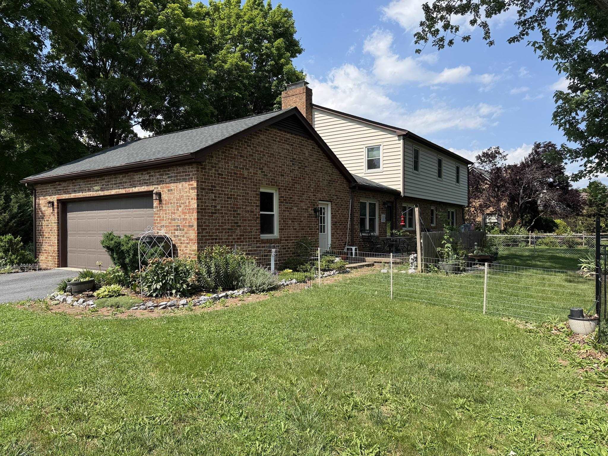 200 PELHAM DR, WAYNESBORO, Virginia 22980, 5 Bedrooms Bedrooms, ,3 BathroomsBathrooms,Residential,200 PELHAM DR,680758 MLS # 680758 200 PELHAM DR, WAYNESBORO, Virginia 22980, 5 Bedrooms Bedrooms, ,3 BathroomsBathrooms,Residential,200 PELHAM DR,680758 MLS # 680758