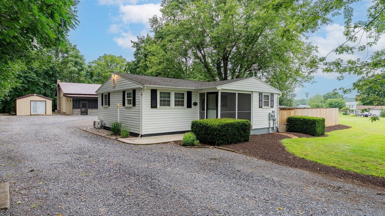 3066 MOUNTAIN FARM RD, ELKTON, Virginia 22827, 2 Bedrooms Bedrooms, ,1 BathroomBathrooms,Residential,3066 MOUNTAIN FARM RD,680774 MLS # 680774 3066 MOUNTAIN FARM RD, ELKTON, Virginia 22827, 2 Bedrooms Bedrooms, ,1 BathroomBathrooms,Residential,3066 MOUNTAIN FARM RD,680774 MLS # 680774
