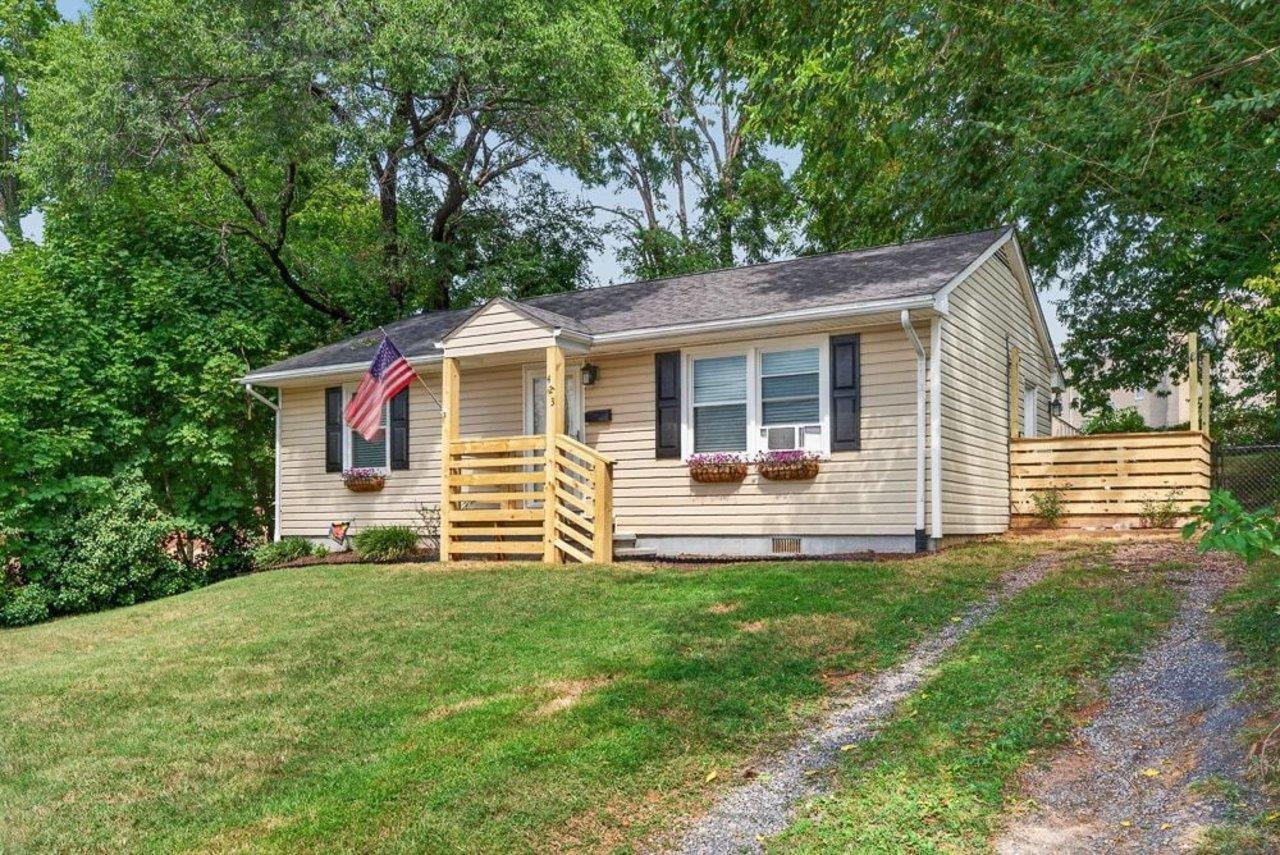 423 N MARKET ST, STAUNTON, Virginia 24401, 2 Bedrooms Bedrooms, ,1 BathroomBathrooms,Residential,423 N MARKET ST,680782 MLS # 680782 423 N MARKET ST, STAUNTON, Virginia 24401, 2 Bedrooms Bedrooms, ,1 BathroomBathrooms,Residential,423 N MARKET ST,680782 MLS # 680782
