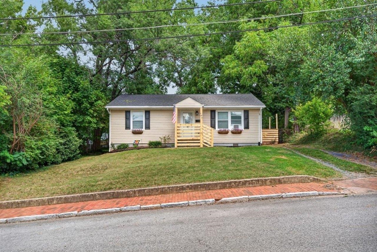 423 N MARKET ST, STAUNTON, Virginia 24401, 2 Bedrooms Bedrooms, ,1 BathroomBathrooms,Residential,423 N MARKET ST,680782 MLS # 680782 423 N MARKET ST, STAUNTON, Virginia 24401, 2 Bedrooms Bedrooms, ,1 BathroomBathrooms,Residential,423 N MARKET ST,680782 MLS # 680782