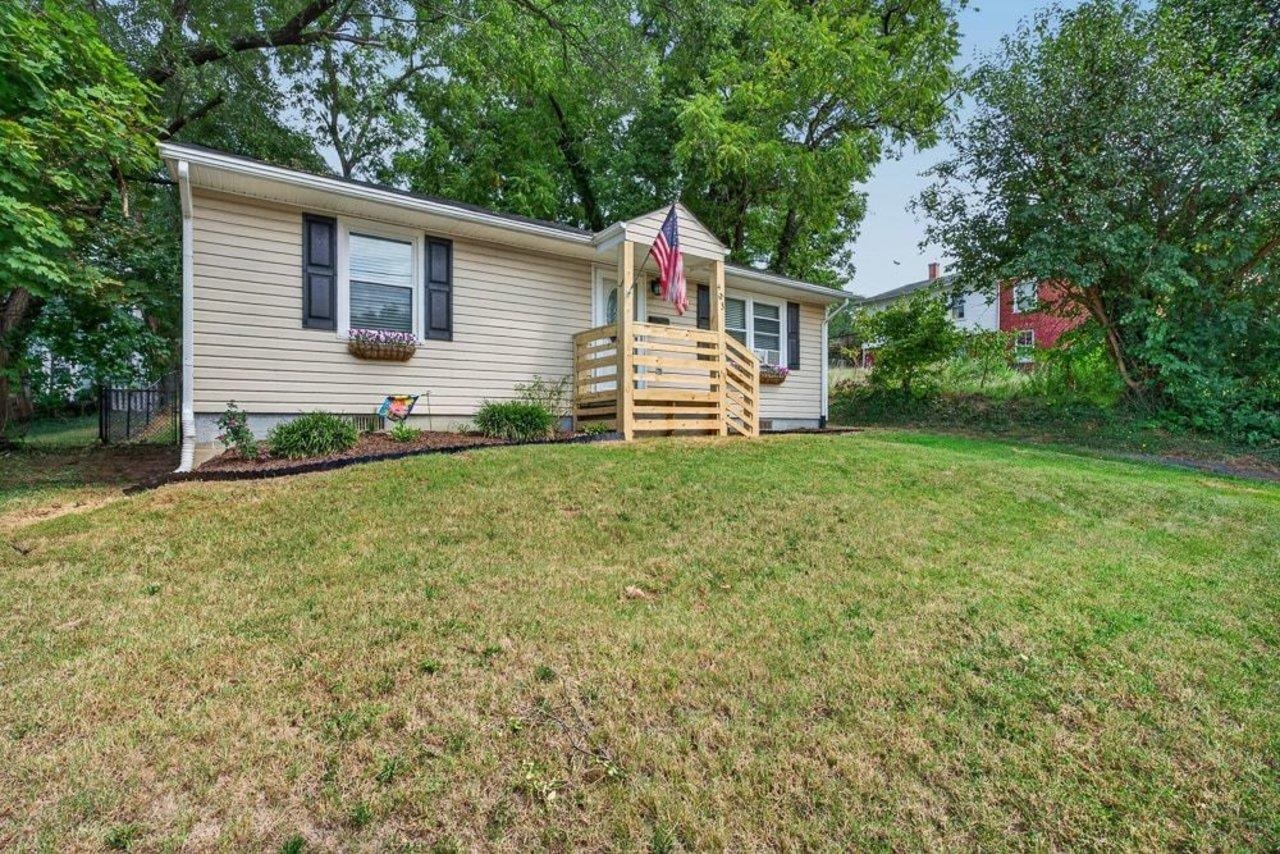 423 N MARKET ST, STAUNTON, Virginia 24401, 2 Bedrooms Bedrooms, ,1 BathroomBathrooms,Residential,423 N MARKET ST,680782 MLS # 680782 423 N MARKET ST, STAUNTON, Virginia 24401, 2 Bedrooms Bedrooms, ,1 BathroomBathrooms,Residential,423 N MARKET ST,680782 MLS # 680782
