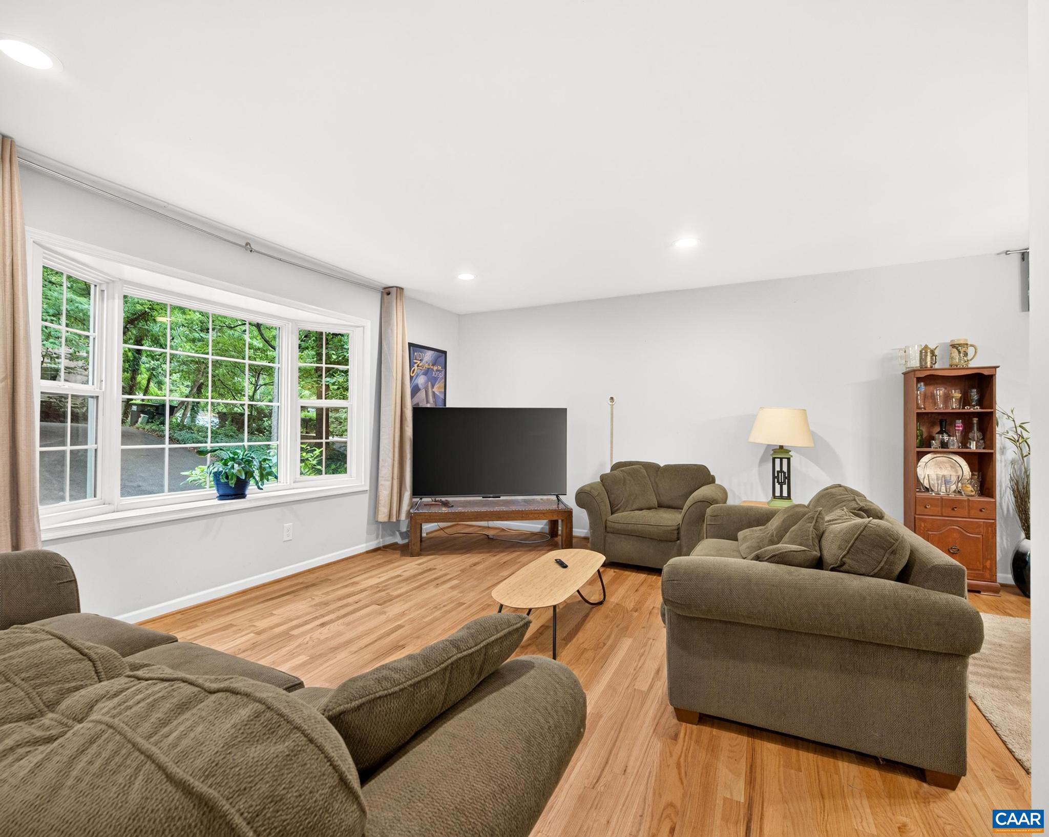 Fully Renovated Home Inside & Out in 2020 & added Guest Suite w/4th BR (2023) Fully Renovated Home Inside & Out in 2020 & added Guest Suite w/4th BR (2023)