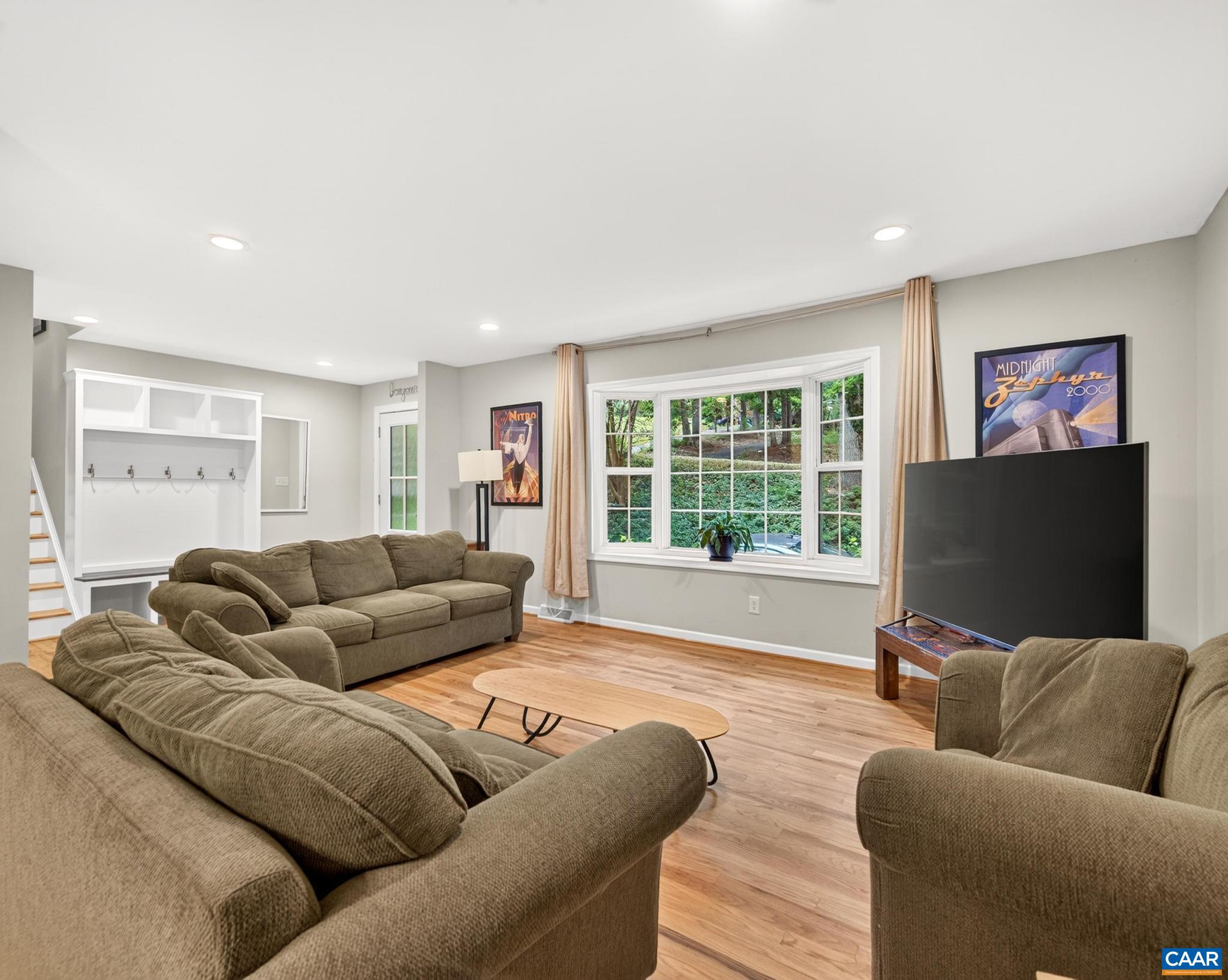 Fully Renovated Home Inside & Out in 2020 & added Guest Suite w/4th BR (2023) Fully Renovated Home Inside & Out in 2020 & added Guest Suite w/4th BR (2023)