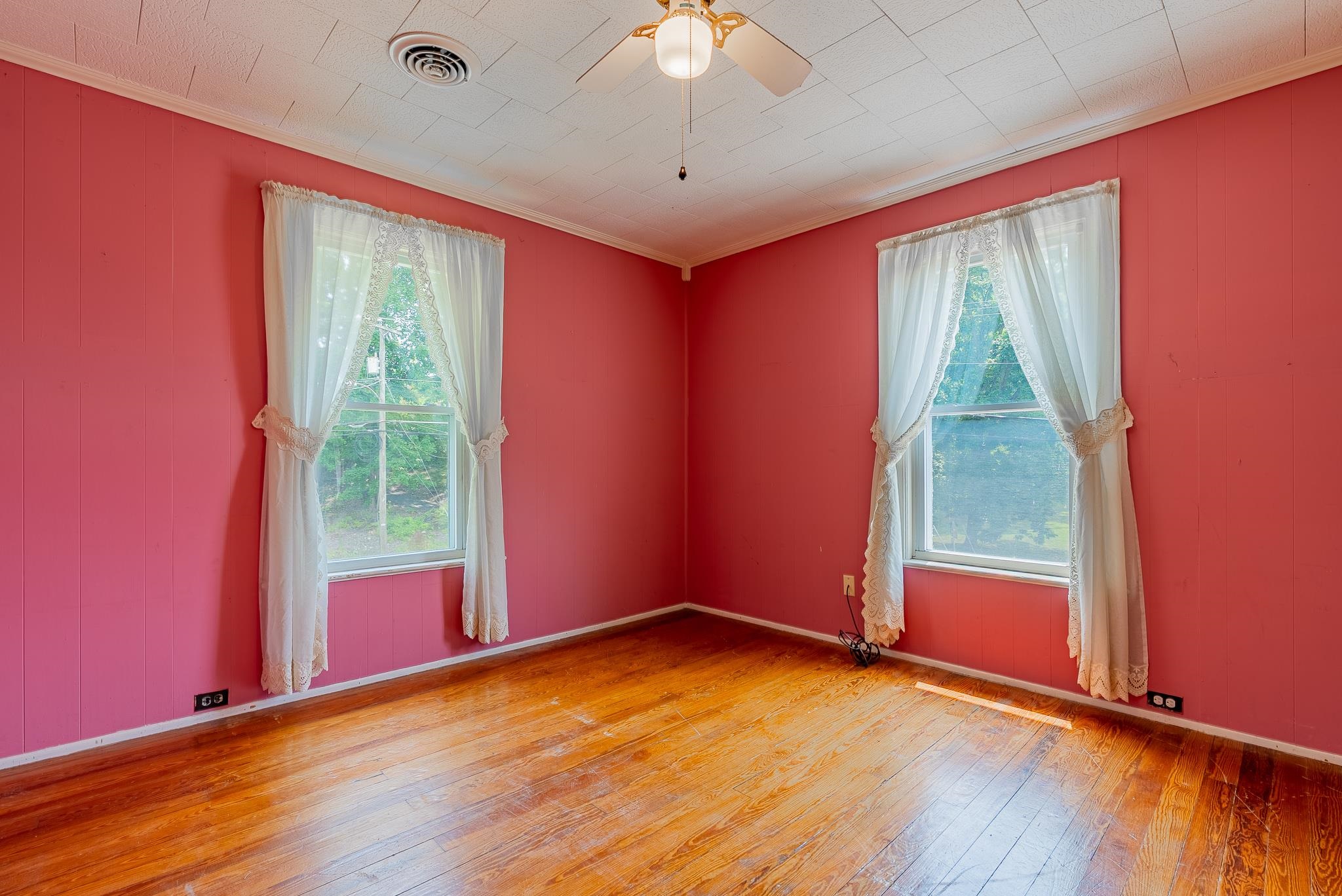 409 8TH ST, WAYNESBORO, Virginia 22980, 4 Bedrooms Bedrooms, ,2 BathroomsBathrooms,Residential,409 8TH ST,680819 MLS # 680819