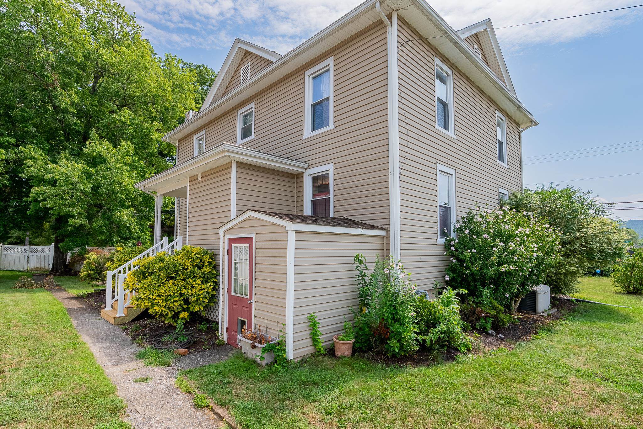 409 8TH ST, WAYNESBORO, Virginia 22980, 4 Bedrooms Bedrooms, ,2 BathroomsBathrooms,Residential,409 8TH ST,680819 MLS # 680819