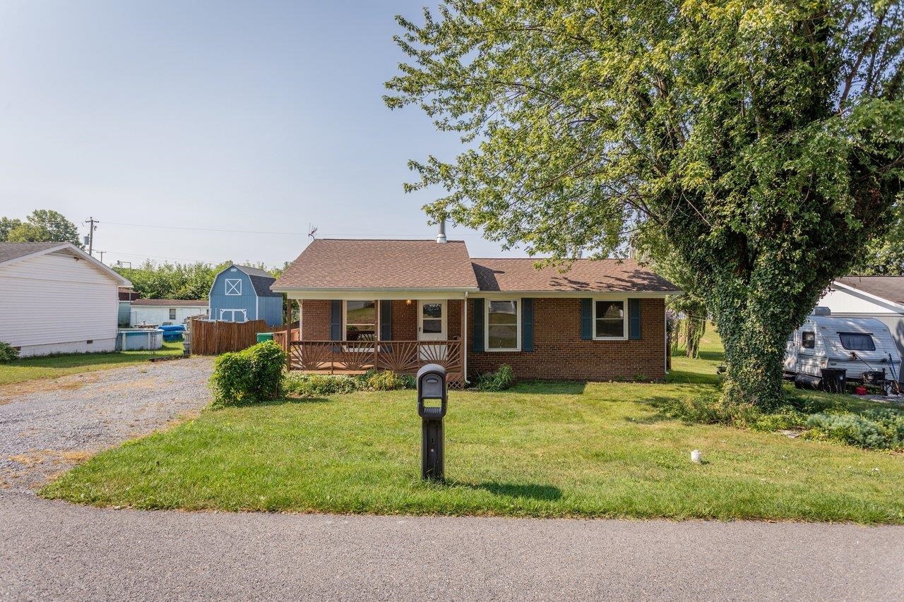 204 FOURTH ST, BROADWAY, Virginia 22815, 3 Bedrooms Bedrooms, ,1 BathroomBathrooms,Residential,204 FOURTH ST,680823 MLS # 680823