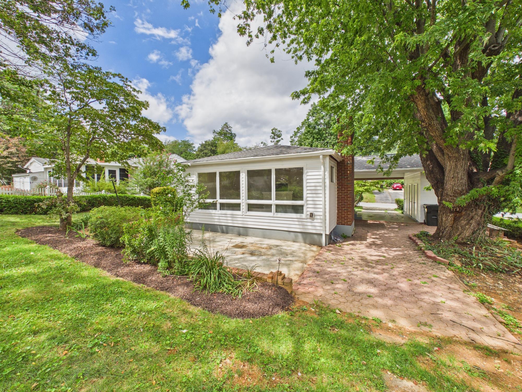 715 CHERRY HILL DR, STAUNTON, Virginia 24401, 3 Bedrooms Bedrooms, ,1 BathroomBathrooms,Residential,715 CHERRY HILL DR,680873 MLS # 680873 715 CHERRY HILL DR, STAUNTON, Virginia 24401, 3 Bedrooms Bedrooms, ,1 BathroomBathrooms,Residential,715 CHERRY HILL DR,680873 MLS # 680873