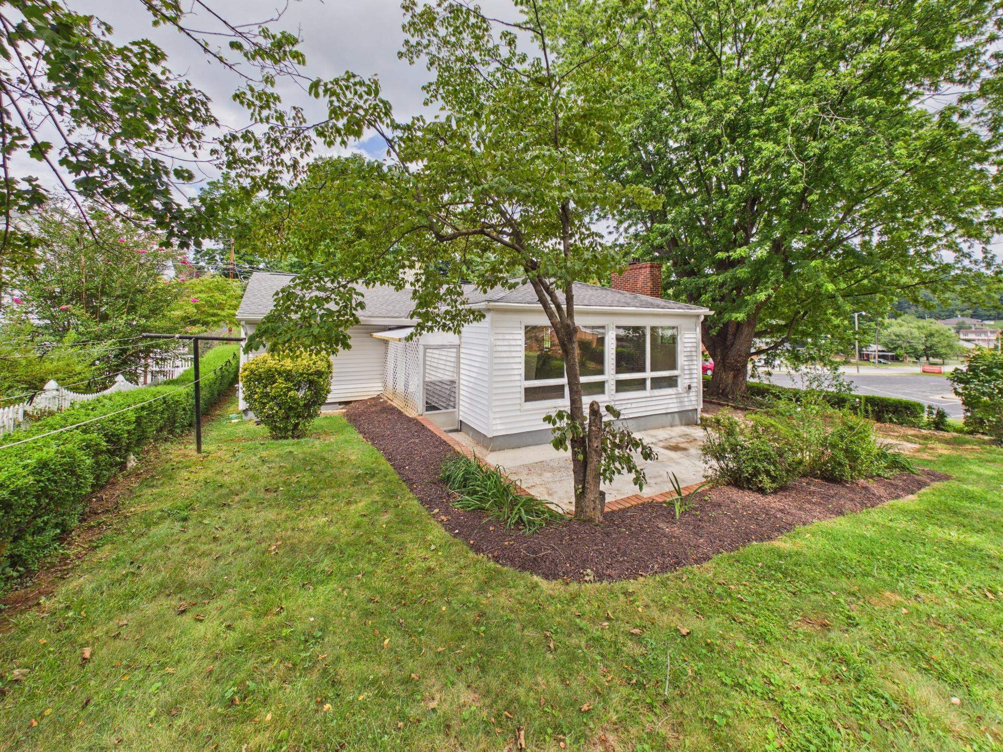 715 CHERRY HILL DR, STAUNTON, Virginia 24401, 3 Bedrooms Bedrooms, ,1 BathroomBathrooms,Residential,715 CHERRY HILL DR,680873 MLS # 680873 715 CHERRY HILL DR, STAUNTON, Virginia 24401, 3 Bedrooms Bedrooms, ,1 BathroomBathrooms,Residential,715 CHERRY HILL DR,680873 MLS # 680873