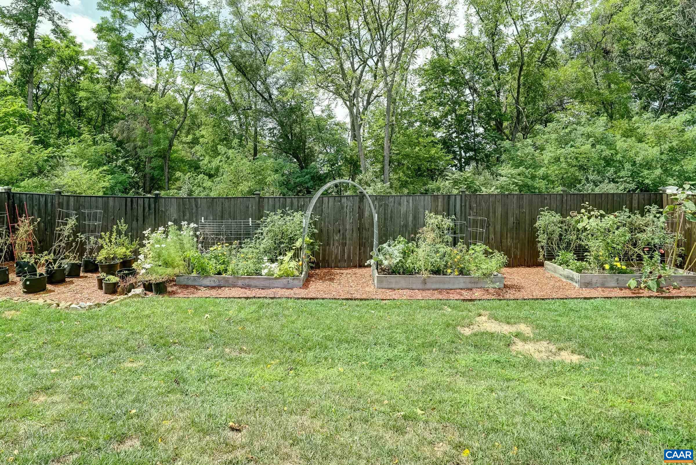 Privacy and peace behind the home! Privacy and peace behind the home!