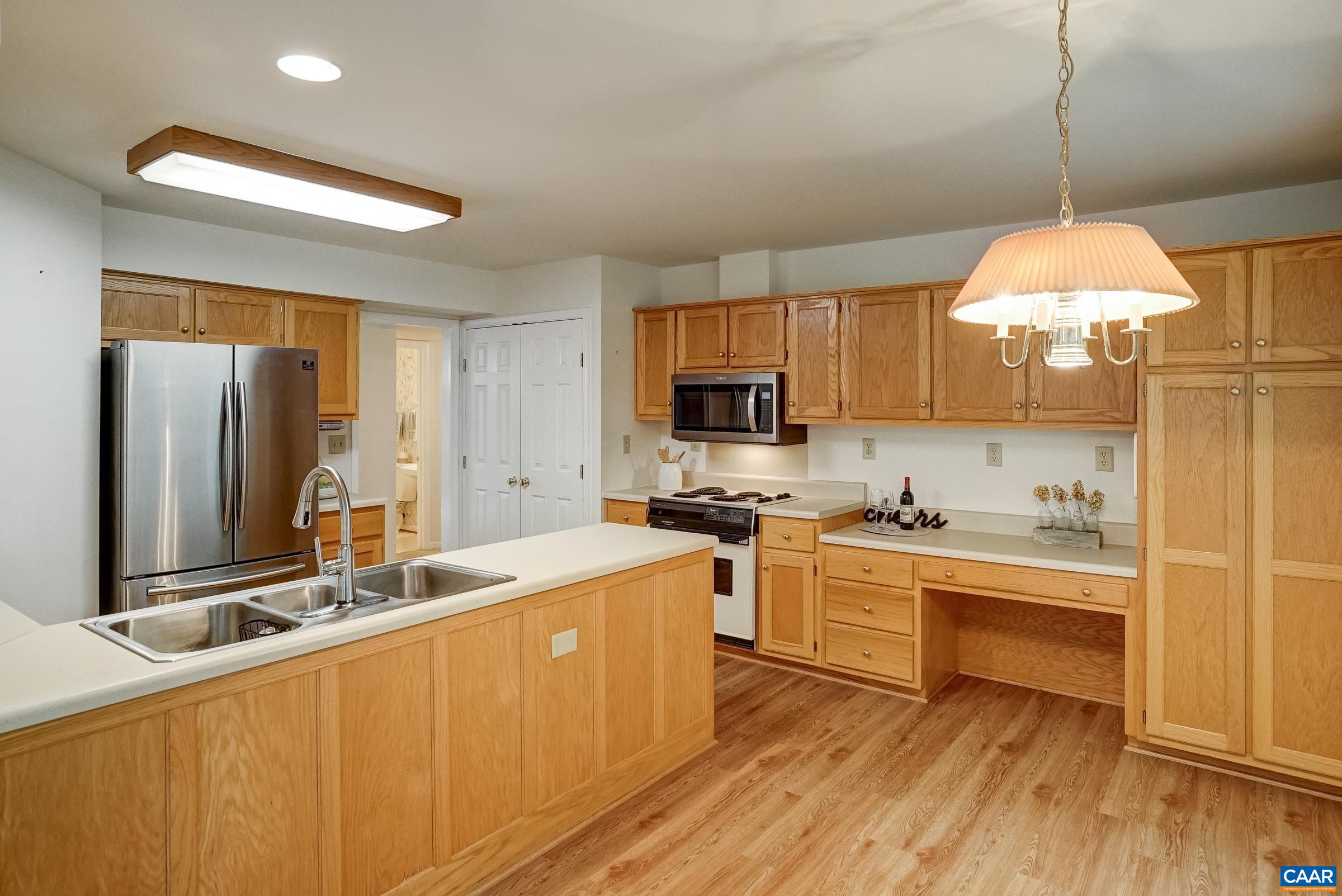 Hardwood floors and oak cabinets in this large kitchen. Hardwood floors and oak cabinets in this large kitchen.