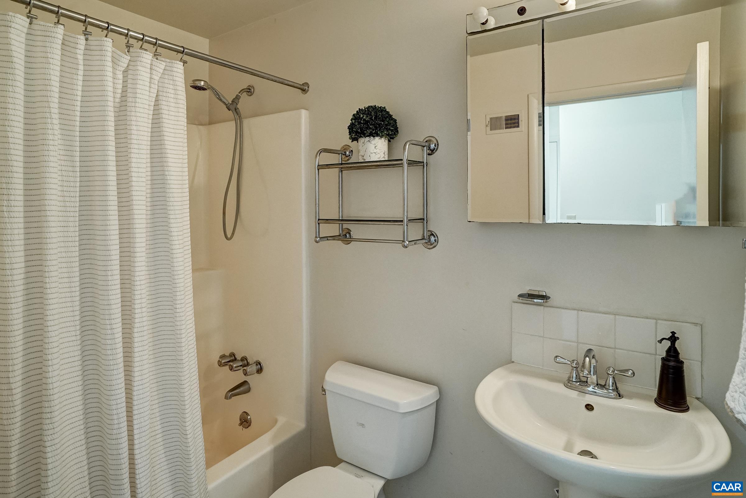 Hall full bathroom