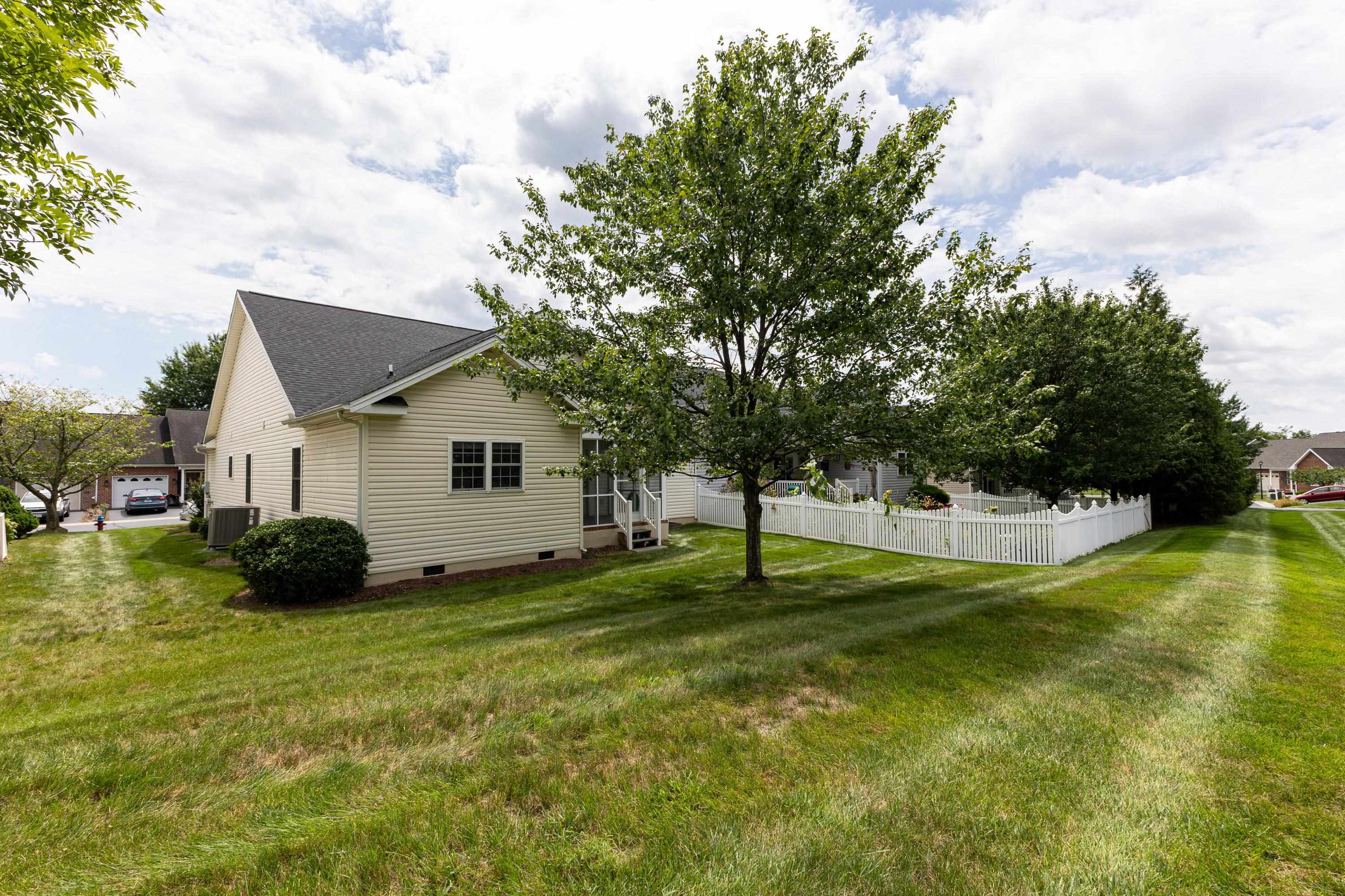 426 HICKORY GROVE CIR, HARRISONBURG, Virginia 22801, 3 Bedrooms Bedrooms, ,2 BathroomsBathrooms,Residential,426 HICKORY GROVE CIR,680896 MLS # 680896