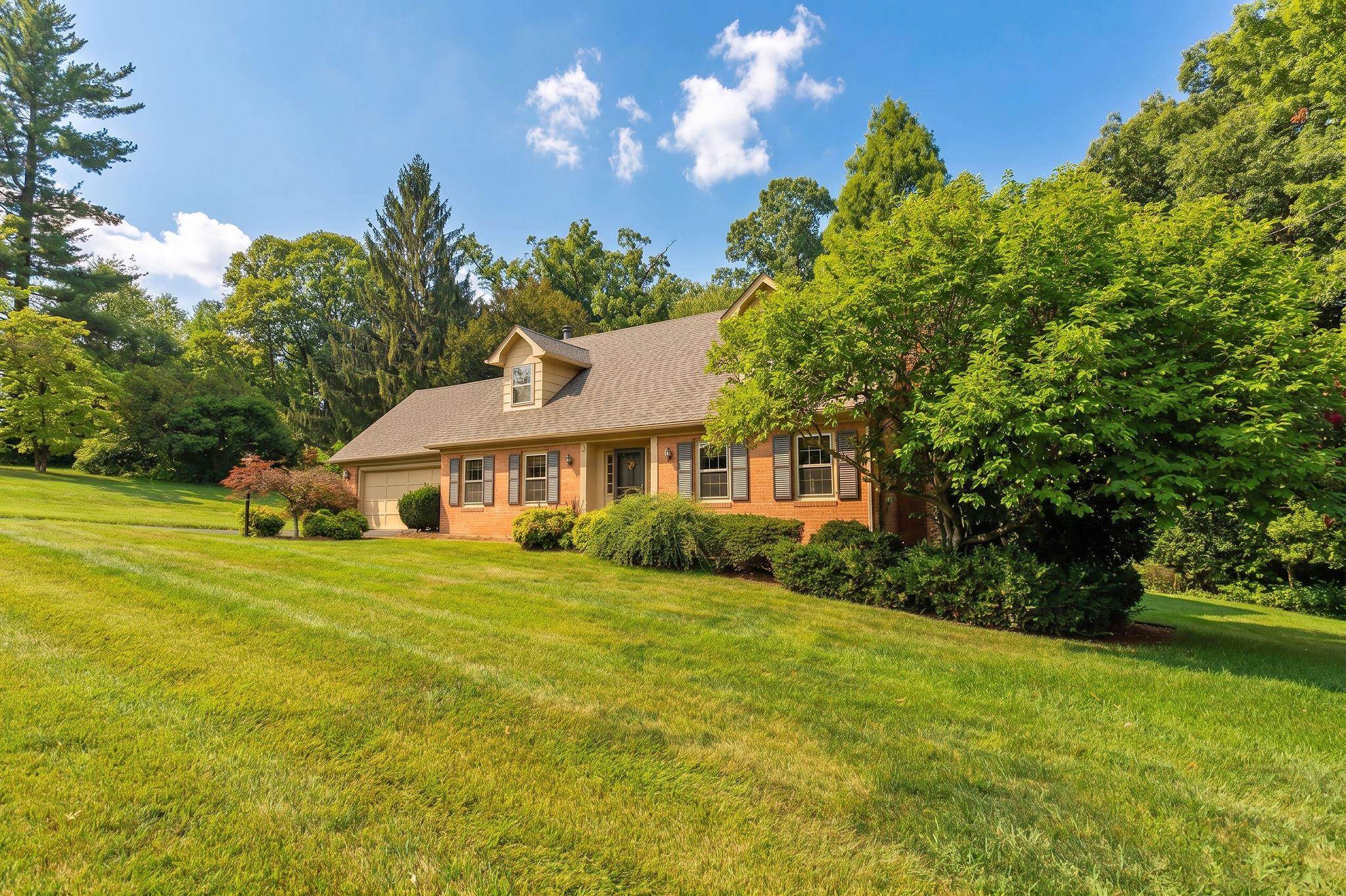 900 FAIRWAY DR, WAYNESBORO, Virginia 22980, 4 Bedrooms Bedrooms, ,4 BathroomsBathrooms,Residential,Dupont Executive '60's Nostalgia,900 FAIRWAY DR,680897 MLS # 680897