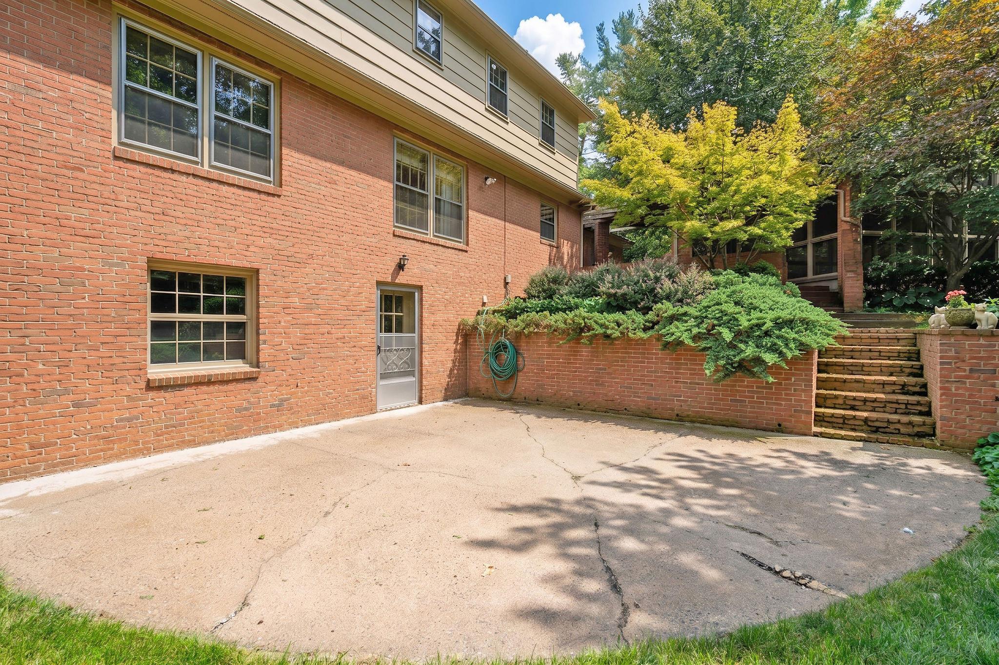 900 FAIRWAY DR, WAYNESBORO, Virginia 22980, 4 Bedrooms Bedrooms, ,4 BathroomsBathrooms,Residential,Dupont Executive '60's Nostalgia,900 FAIRWAY DR,680897 MLS # 680897