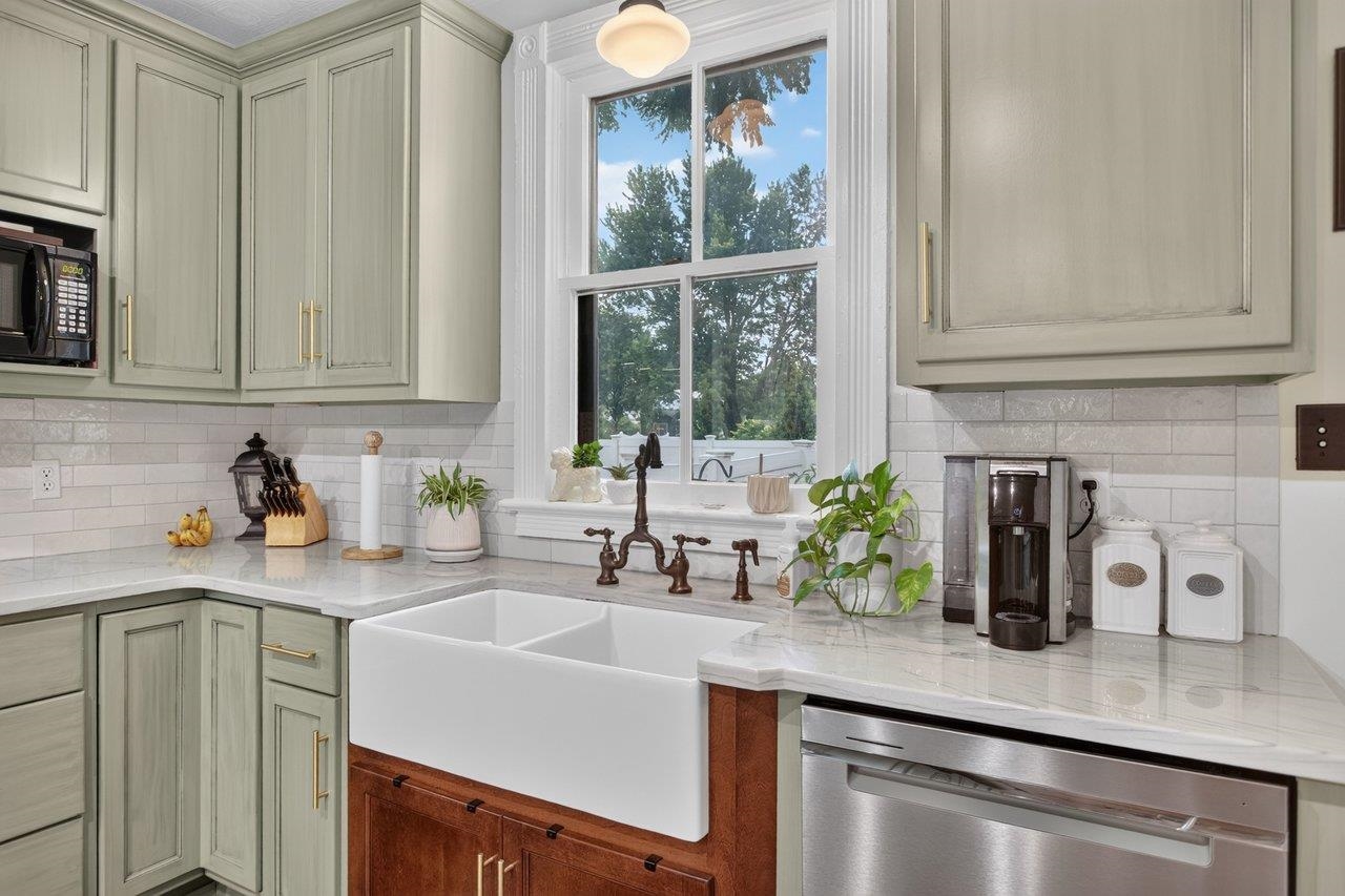 110 PARK AVE, GROTTOES, Virginia 24441, 5 Bedrooms Bedrooms, ,2 BathroomsBathrooms,Residential,110 PARK AVE,680900 MLS # 680900 110 PARK AVE, GROTTOES, Virginia 24441, 5 Bedrooms Bedrooms, ,2 BathroomsBathrooms,Residential,110 PARK AVE,680900 MLS # 680900