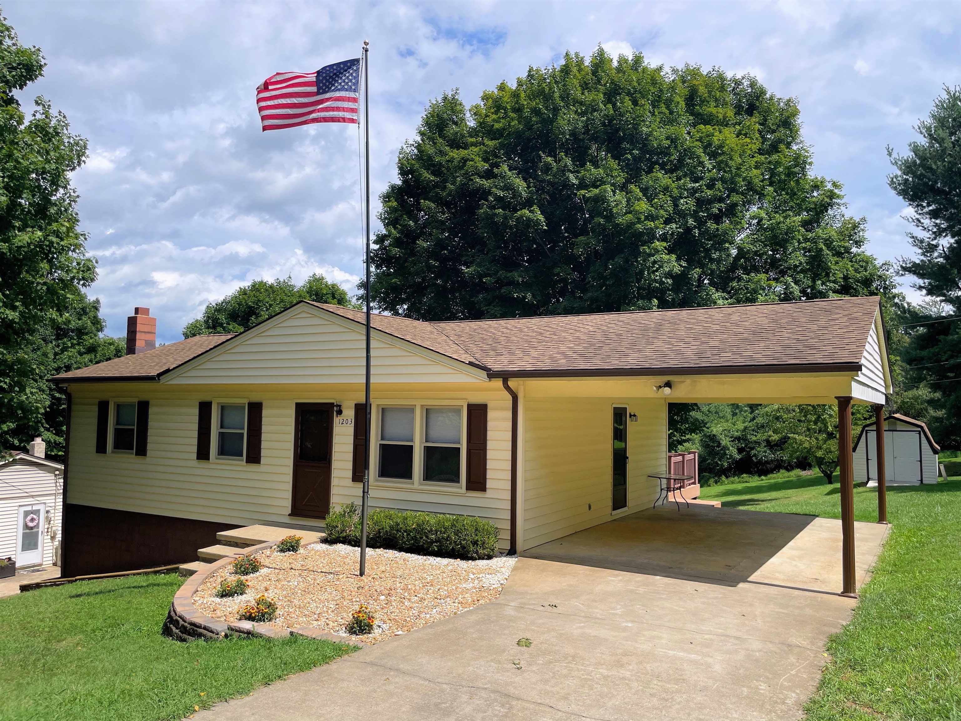 1203 MONTGOMERY AVE, STAUNTON, Virginia 24401, 3 Bedrooms Bedrooms, ,1 BathroomBathrooms,Residential,1203 MONTGOMERY AVE,680907 MLS # 680907 1203 MONTGOMERY AVE, STAUNTON, Virginia 24401, 3 Bedrooms Bedrooms, ,1 BathroomBathrooms,Residential,1203 MONTGOMERY AVE,680907 MLS # 680907