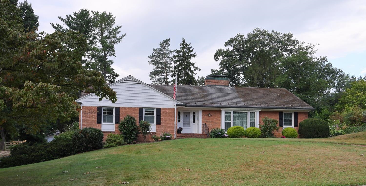 1075 FAIRWAY DR, WAYNESBORO, Virginia 22980, 3 Bedrooms Bedrooms, ,3 BathroomsBathrooms,Residential,1075 FAIRWAY DR,680908 MLS # 680908 1075 FAIRWAY DR, WAYNESBORO, Virginia 22980, 3 Bedrooms Bedrooms, ,3 BathroomsBathrooms,Residential,1075 FAIRWAY DR,680908 MLS # 680908
