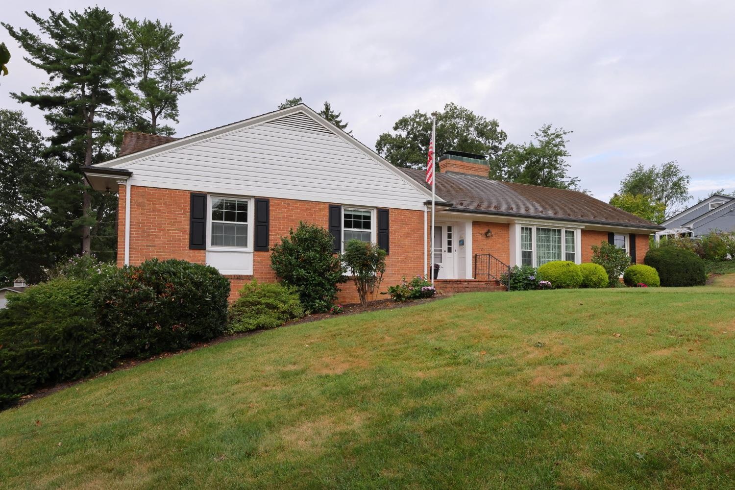 1075 FAIRWAY DR, WAYNESBORO, Virginia 22980, 3 Bedrooms Bedrooms, ,3 BathroomsBathrooms,Residential,1075 FAIRWAY DR,680908 MLS # 680908 1075 FAIRWAY DR, WAYNESBORO, Virginia 22980, 3 Bedrooms Bedrooms, ,3 BathroomsBathrooms,Residential,1075 FAIRWAY DR,680908 MLS # 680908