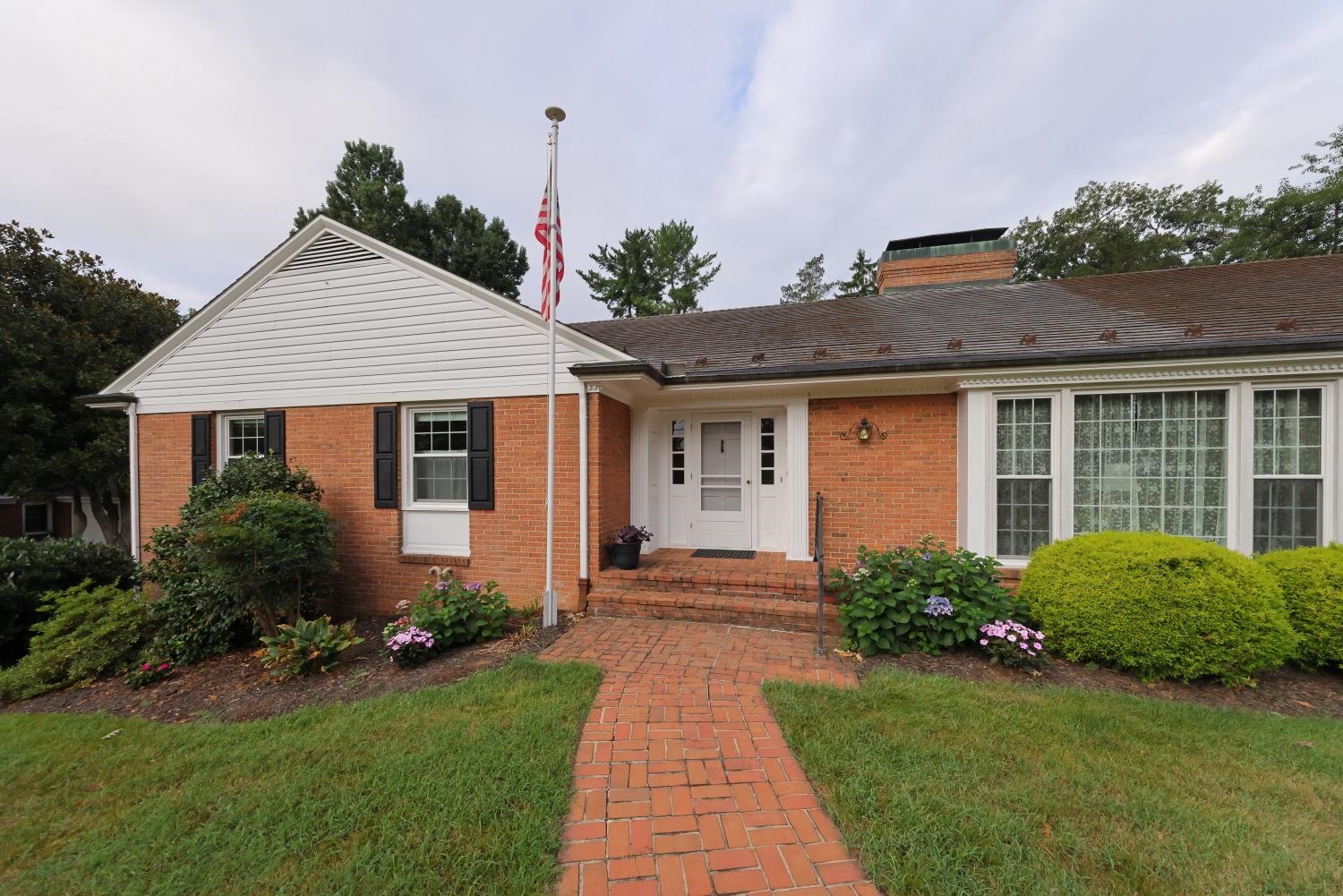 1075 FAIRWAY DR, WAYNESBORO, Virginia 22980, 3 Bedrooms Bedrooms, ,3 BathroomsBathrooms,Residential,1075 FAIRWAY DR,680908 MLS # 680908 1075 FAIRWAY DR, WAYNESBORO, Virginia 22980, 3 Bedrooms Bedrooms, ,3 BathroomsBathrooms,Residential,1075 FAIRWAY DR,680908 MLS # 680908