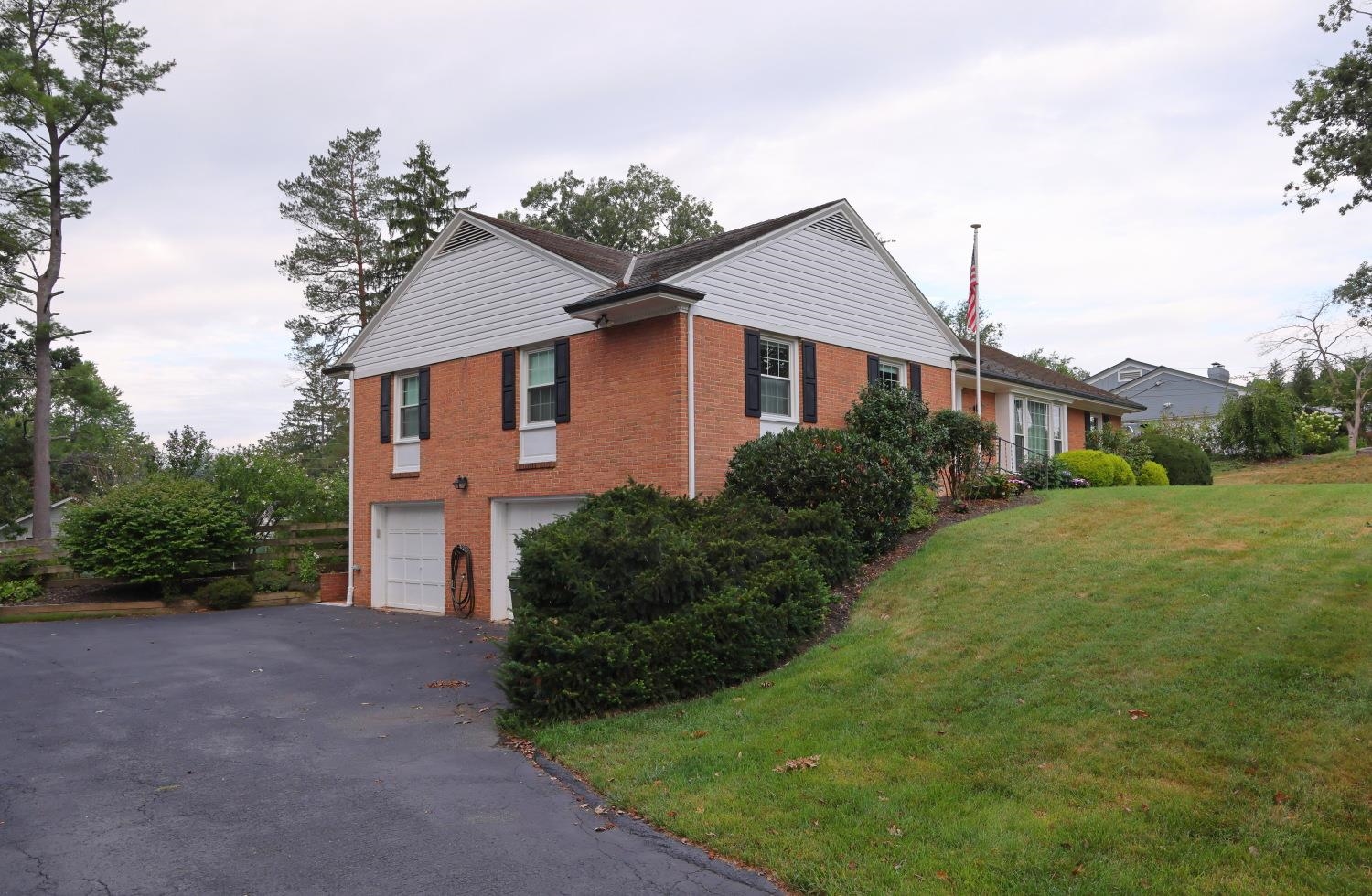1075 FAIRWAY DR, WAYNESBORO, Virginia 22980, 3 Bedrooms Bedrooms, ,3 BathroomsBathrooms,Residential,1075 FAIRWAY DR,680908 MLS # 680908 1075 FAIRWAY DR, WAYNESBORO, Virginia 22980, 3 Bedrooms Bedrooms, ,3 BathroomsBathrooms,Residential,1075 FAIRWAY DR,680908 MLS # 680908