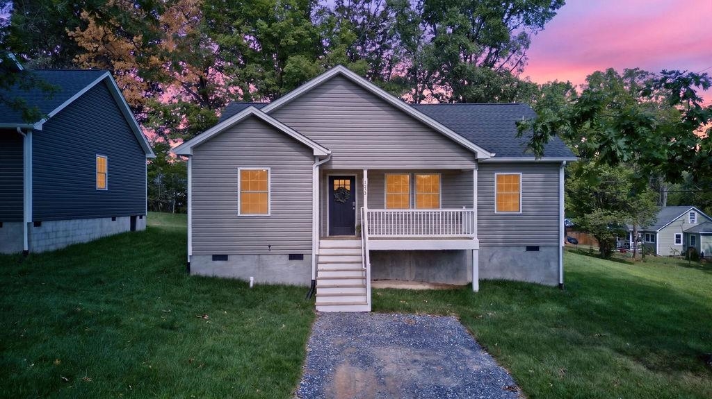 1233 JACKSON AVE, WAYNESBORO, Virginia 22980, 3 Bedrooms Bedrooms, ,2 BathroomsBathrooms,Residential,1233 JACKSON AVE,680914 MLS # 680914