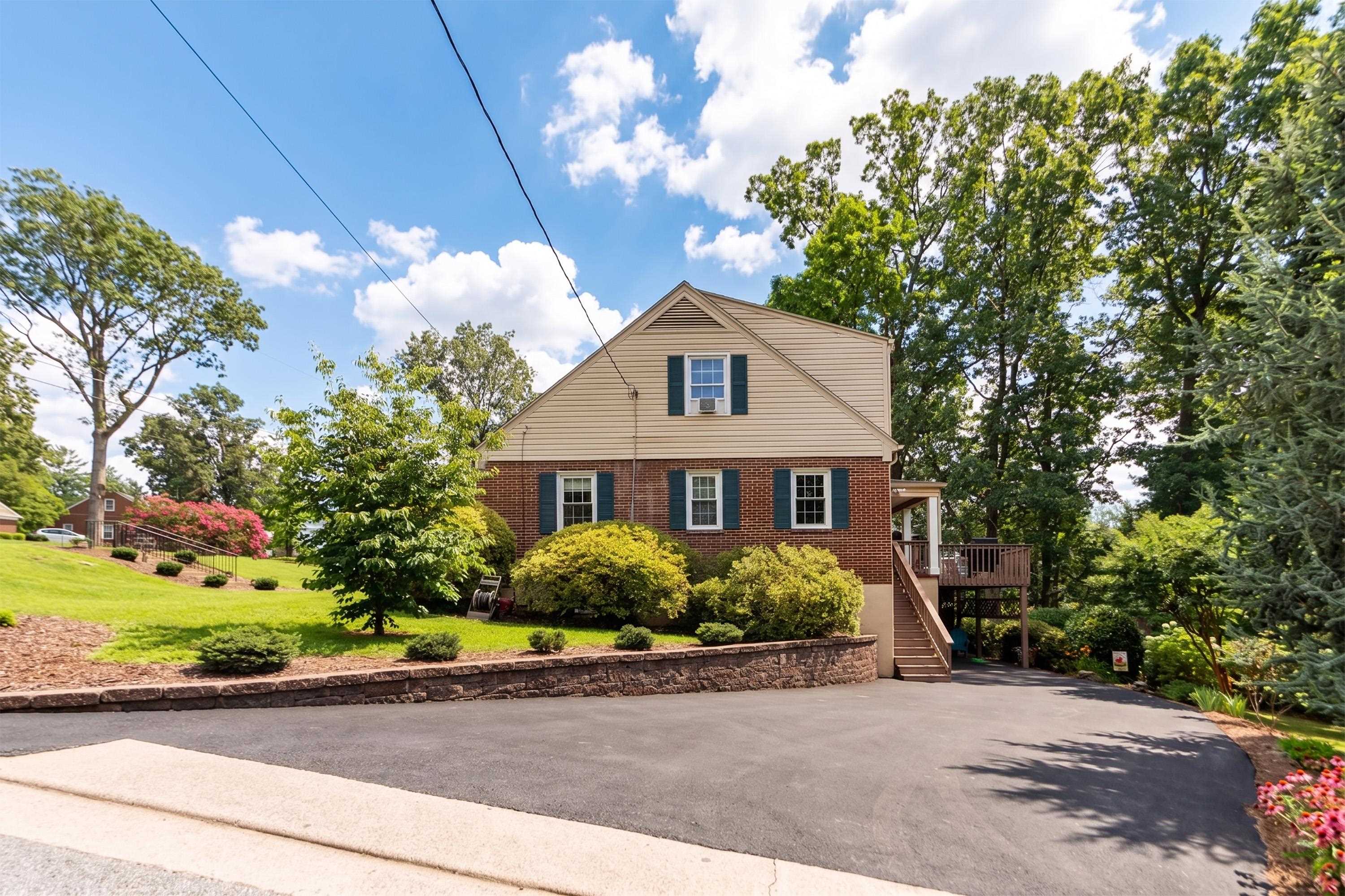 753 HILLCREST DR, STAUNTON, Virginia 24401, 4 Bedrooms Bedrooms, ,2 BathroomsBathrooms,Residential,753 HILLCREST DR,680925 MLS # 680925 753 HILLCREST DR, STAUNTON, Virginia 24401, 4 Bedrooms Bedrooms, ,2 BathroomsBathrooms,Residential,753 HILLCREST DR,680925 MLS # 680925