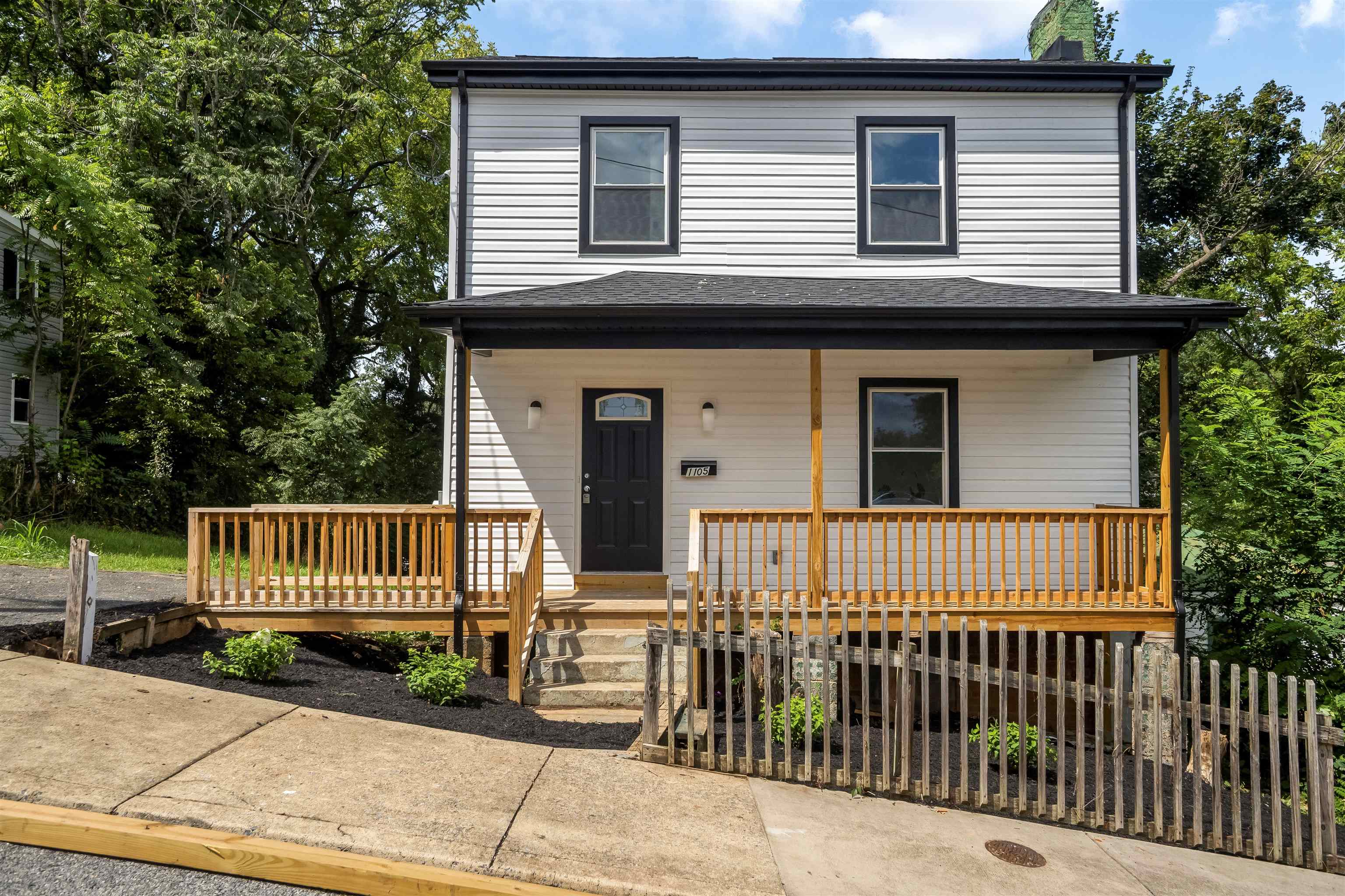 1105 W JOHNSON ST, STAUNTON, Virginia 24401, 3 Bedrooms Bedrooms, ,2 BathroomsBathrooms,Residential,1105 W JOHNSON ST,680943 MLS # 680943