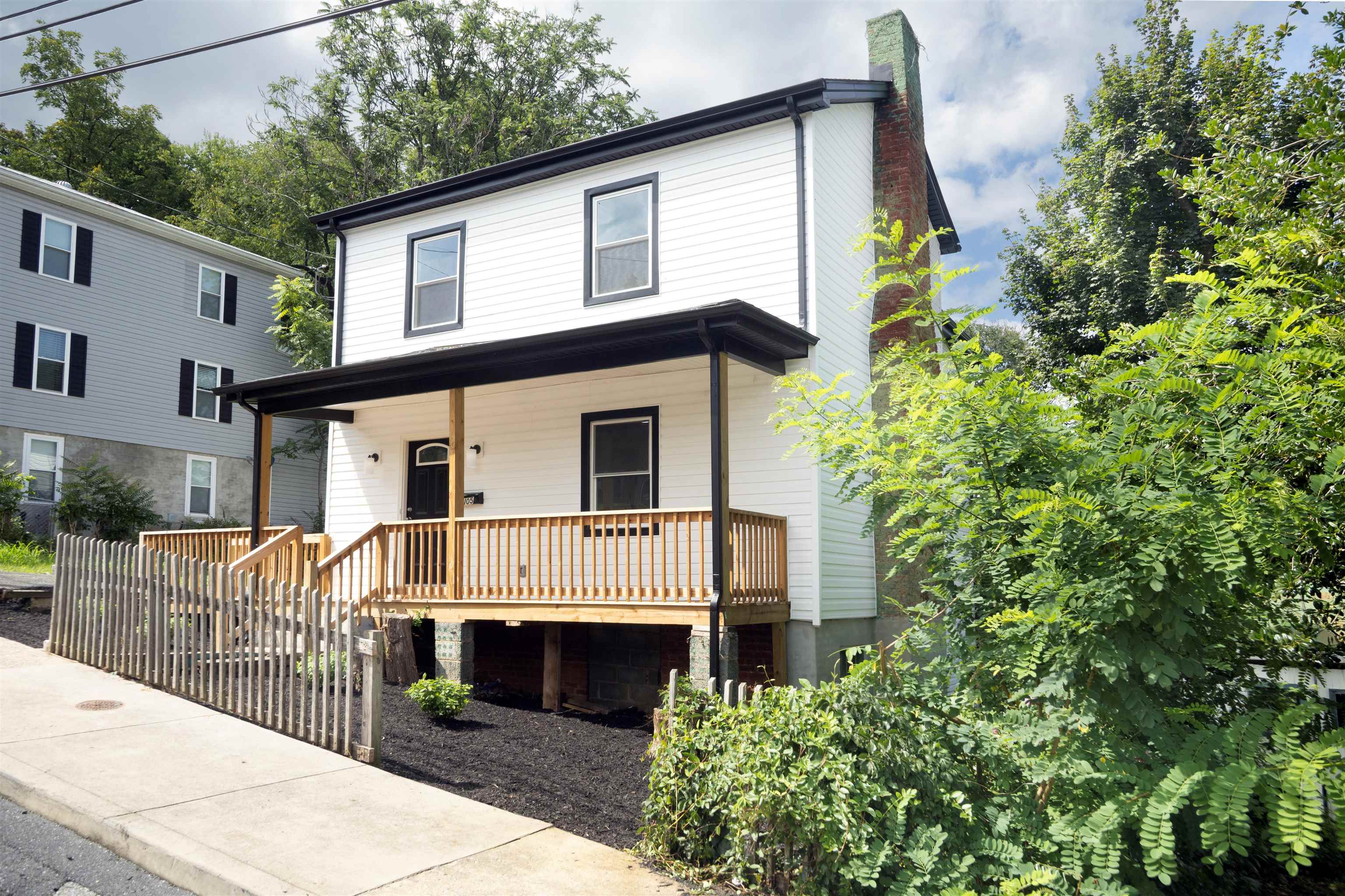 1105 W JOHNSON ST, STAUNTON, Virginia 24401, 3 Bedrooms Bedrooms, ,2 BathroomsBathrooms,Residential,1105 W JOHNSON ST,680943 MLS # 680943
