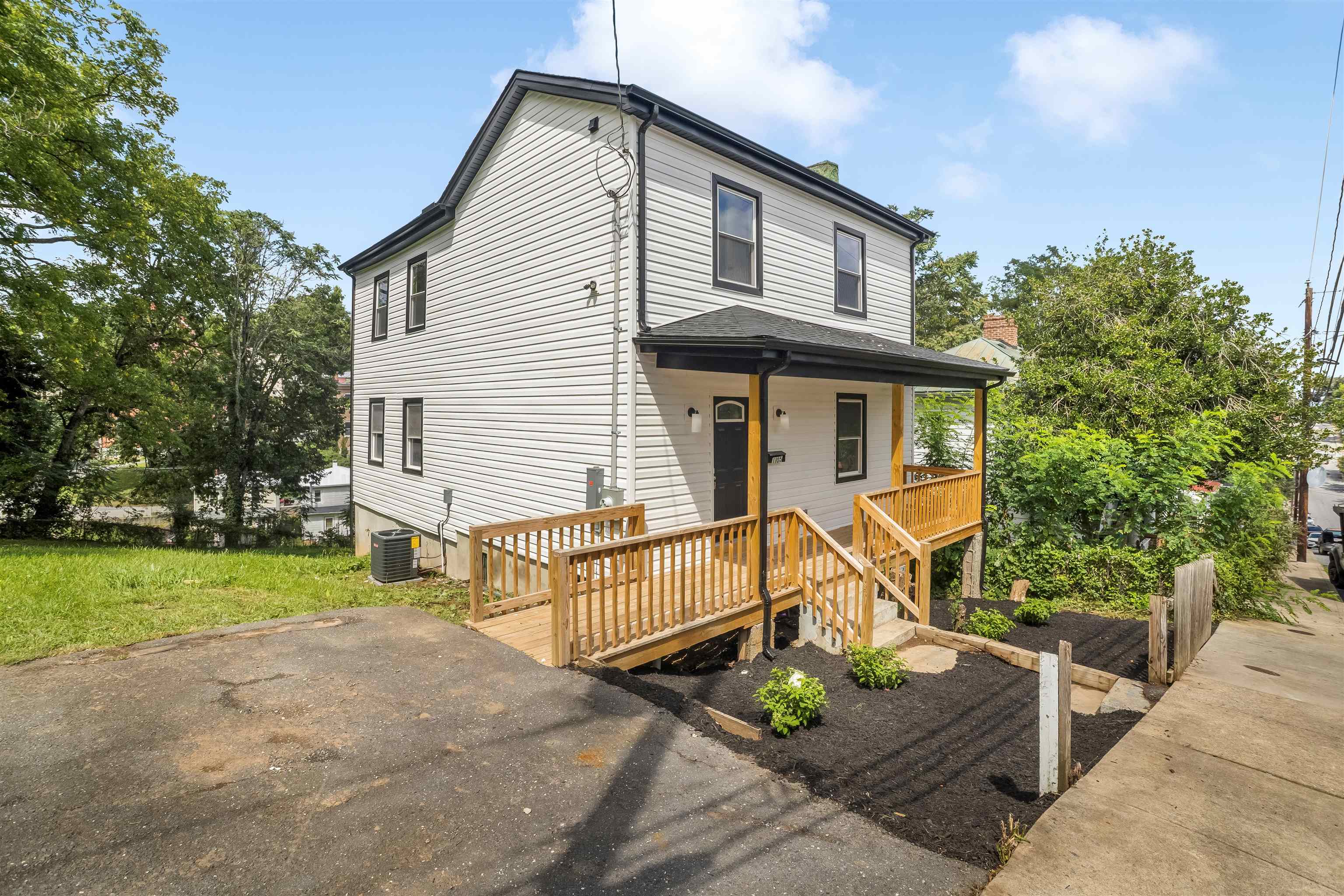 1105 W JOHNSON ST, STAUNTON, Virginia 24401, 3 Bedrooms Bedrooms, ,2 BathroomsBathrooms,Residential,1105 W JOHNSON ST,680943 MLS # 680943