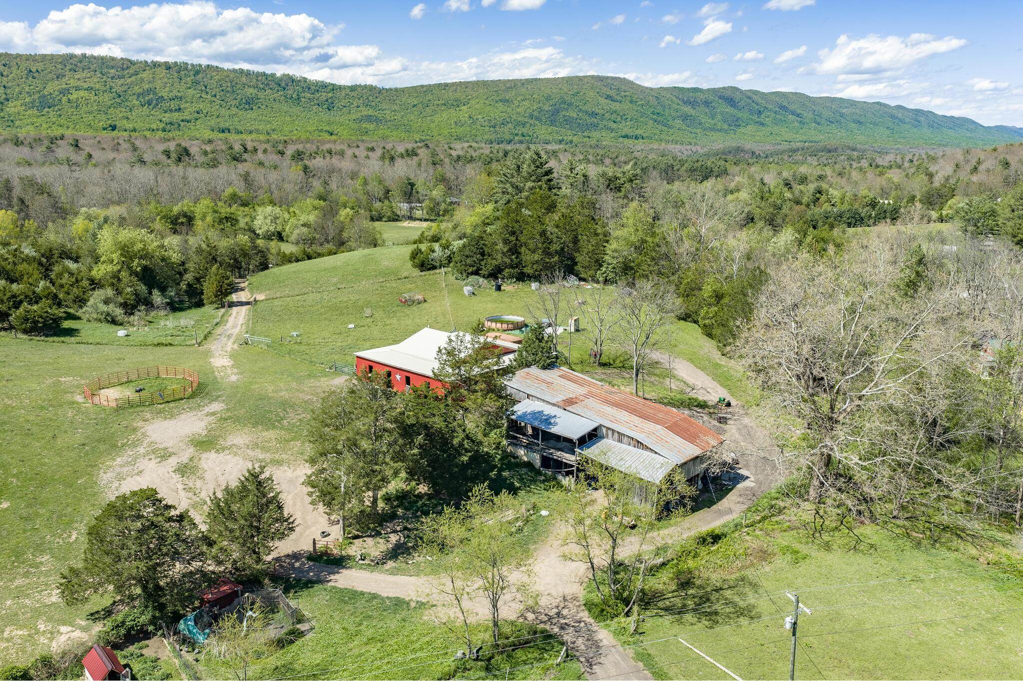 Plus an older bank barn ideal for hay and equipment. Plus an older bank barn ideal for hay and equipment.