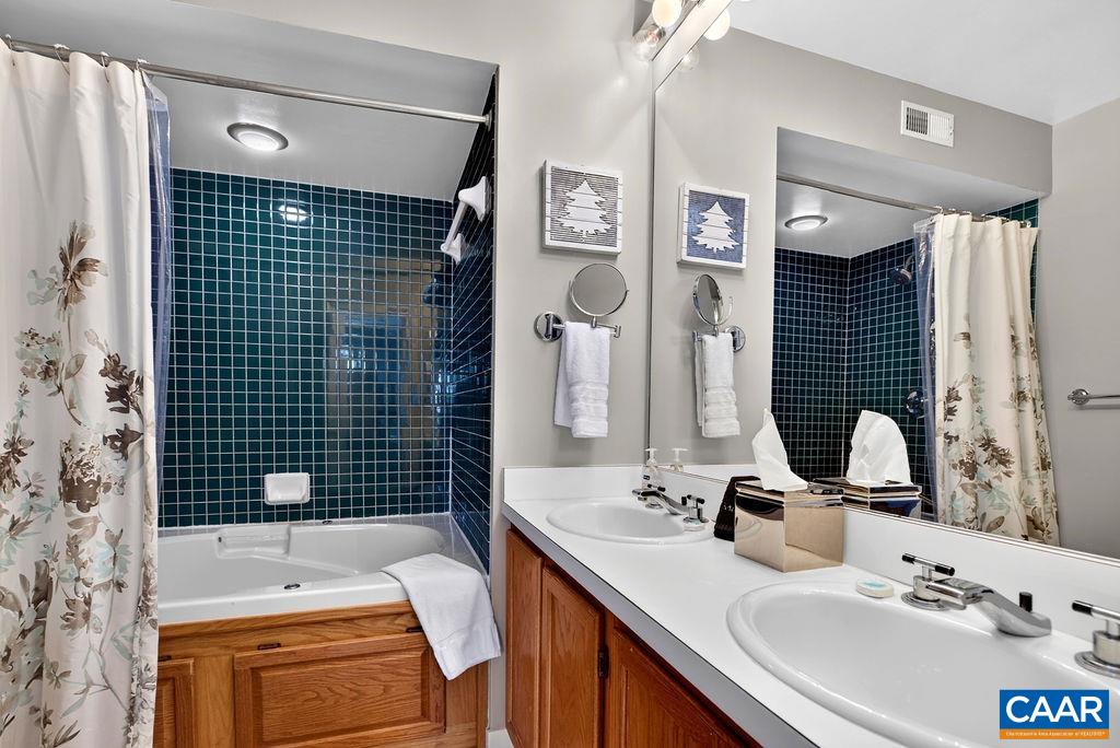 15 SHENANDOAH RIDGE CT, WINTERGREEN RESORT, Virginia 22967, 5 Bedrooms Bedrooms, ,4 BathroomsBathrooms,Residential,15 SHENANDOAH RIDGE CT,681012 MLS # 681012