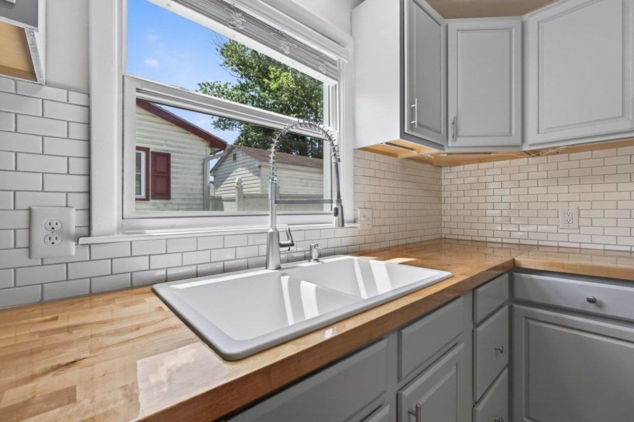 28 ARDMORE ST, VERONA, Virginia 24482, 3 Bedrooms Bedrooms, ,1 BathroomBathrooms,Residential,28 ARDMORE ST,681015 MLS # 681015 28 ARDMORE ST, VERONA, Virginia 24482, 3 Bedrooms Bedrooms, ,1 BathroomBathrooms,Residential,28 ARDMORE ST,681015 MLS # 681015