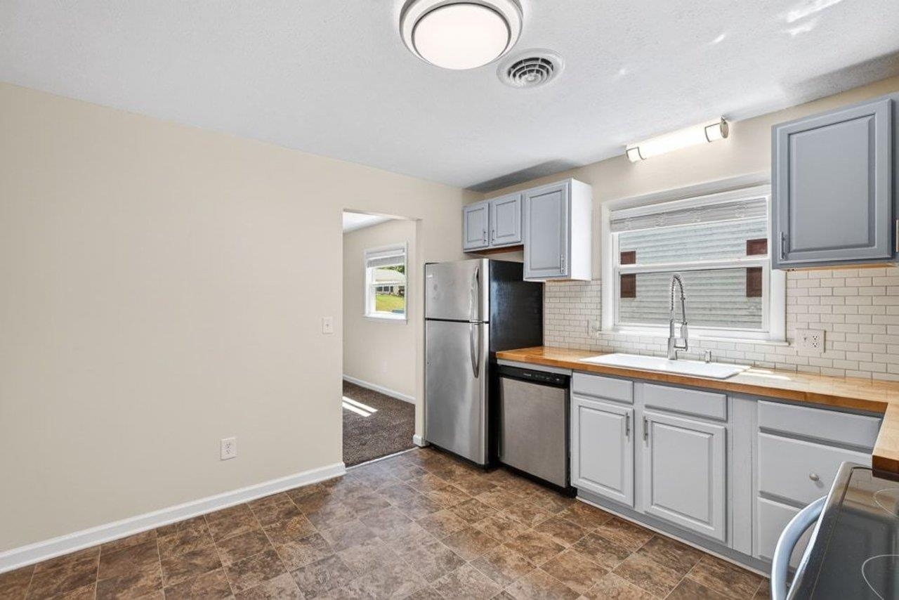 28 ARDMORE ST, VERONA, Virginia 24482, 3 Bedrooms Bedrooms, ,1 BathroomBathrooms,Residential,28 ARDMORE ST,681015 MLS # 681015 28 ARDMORE ST, VERONA, Virginia 24482, 3 Bedrooms Bedrooms, ,1 BathroomBathrooms,Residential,28 ARDMORE ST,681015 MLS # 681015