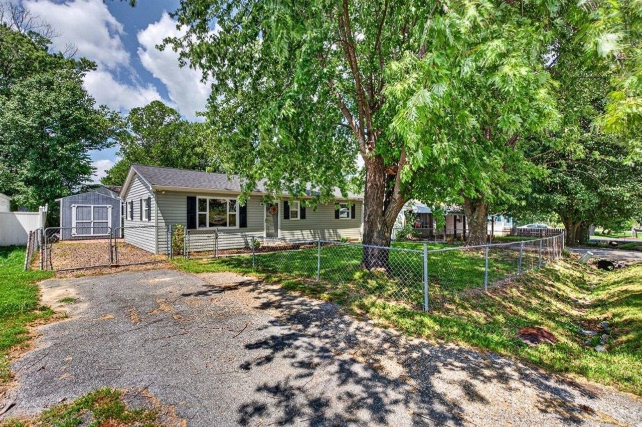 28 ARDMORE ST, VERONA, Virginia 24482, 3 Bedrooms Bedrooms, ,1 BathroomBathrooms,Residential,28 ARDMORE ST,681015 MLS # 681015 28 ARDMORE ST, VERONA, Virginia 24482, 3 Bedrooms Bedrooms, ,1 BathroomBathrooms,Residential,28 ARDMORE ST,681015 MLS # 681015