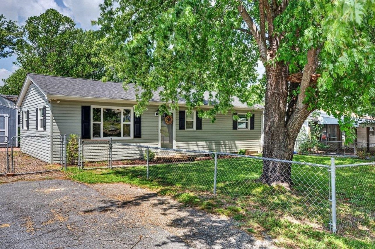 28 ARDMORE ST, VERONA, Virginia 24482, 3 Bedrooms Bedrooms, ,1 BathroomBathrooms,Residential,28 ARDMORE ST,681015 MLS # 681015 28 ARDMORE ST, VERONA, Virginia 24482, 3 Bedrooms Bedrooms, ,1 BathroomBathrooms,Residential,28 ARDMORE ST,681015 MLS # 681015