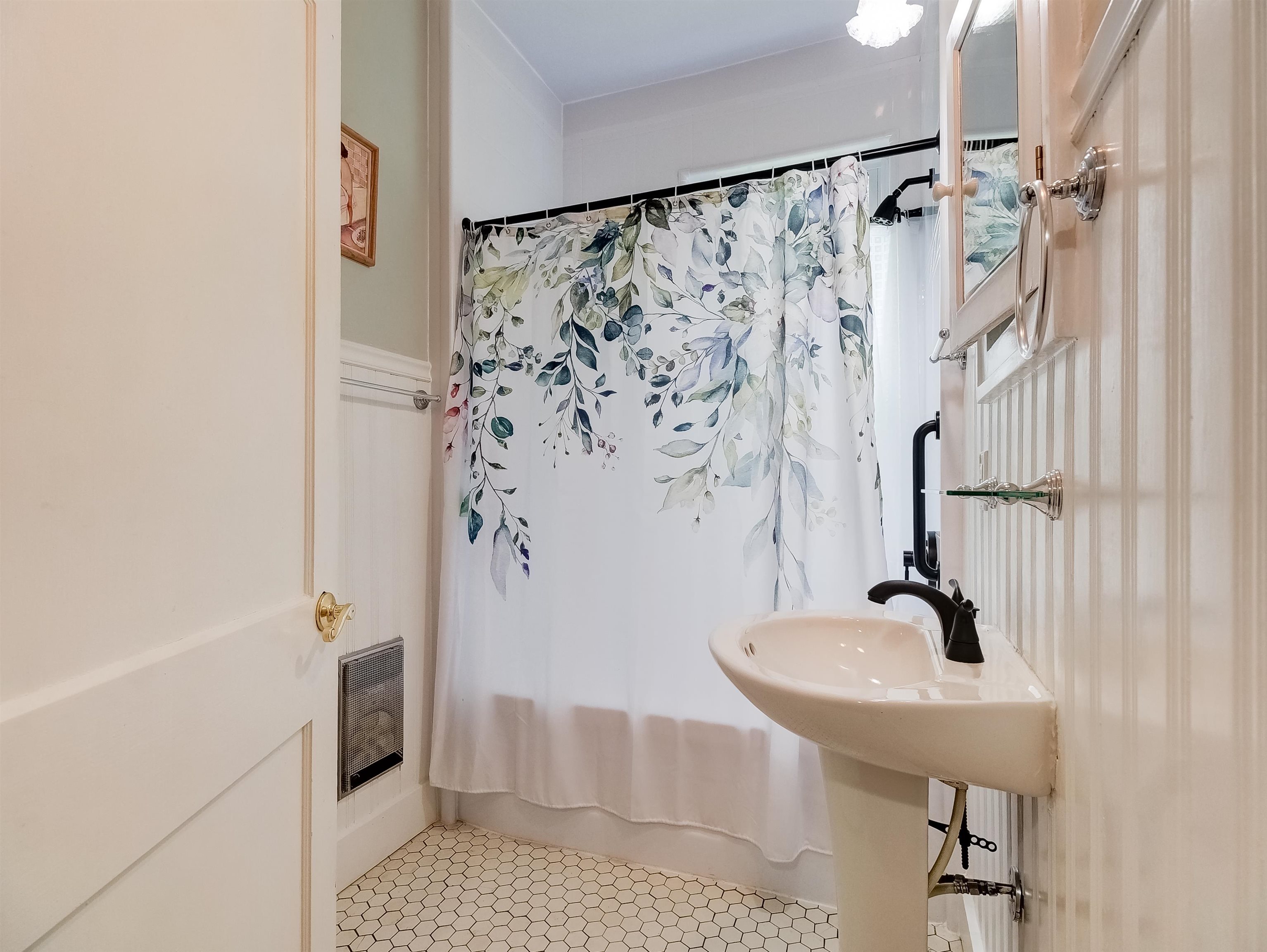 8966 SAM SNEAD HWY, HOT SPRINGS, Virginia 24445, 4 Bedrooms Bedrooms, ,2 BathroomsBathrooms,Residential,8966 SAM SNEAD HWY,681024 MLS # 681024 8966 SAM SNEAD HWY, HOT SPRINGS, Virginia 24445, 4 Bedrooms Bedrooms, ,2 BathroomsBathrooms,Residential,8966 SAM SNEAD HWY,681024 MLS # 681024