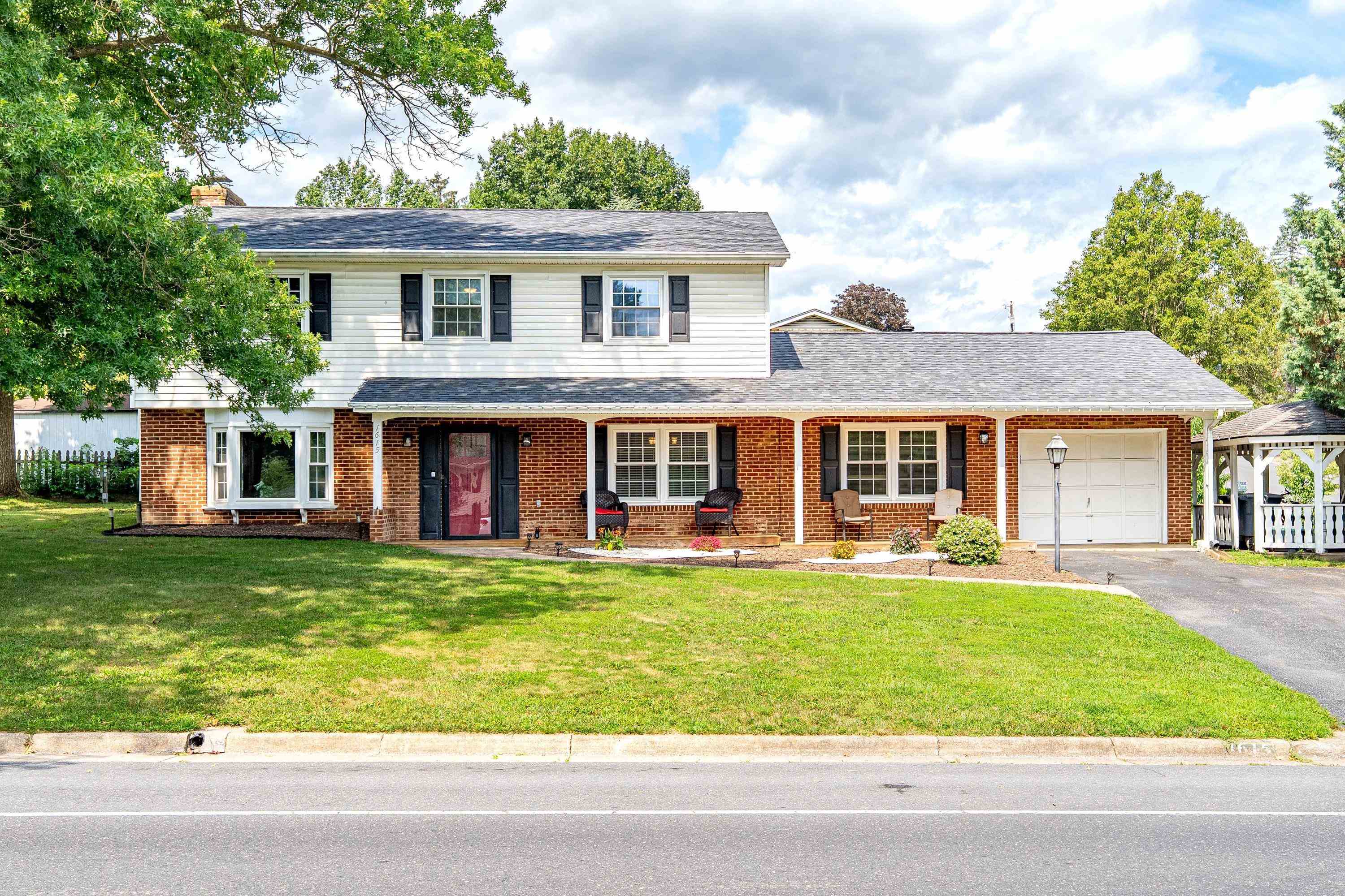 1615 CENTRAL AVE, HARRISONBURG, Virginia 22801, 5 Bedrooms Bedrooms, ,2 BathroomsBathrooms,Residential,1615 CENTRAL AVE,681032 MLS # 681032 1615 CENTRAL AVE, HARRISONBURG, Virginia 22801, 5 Bedrooms Bedrooms, ,2 BathroomsBathrooms,Residential,1615 CENTRAL AVE,681032 MLS # 681032