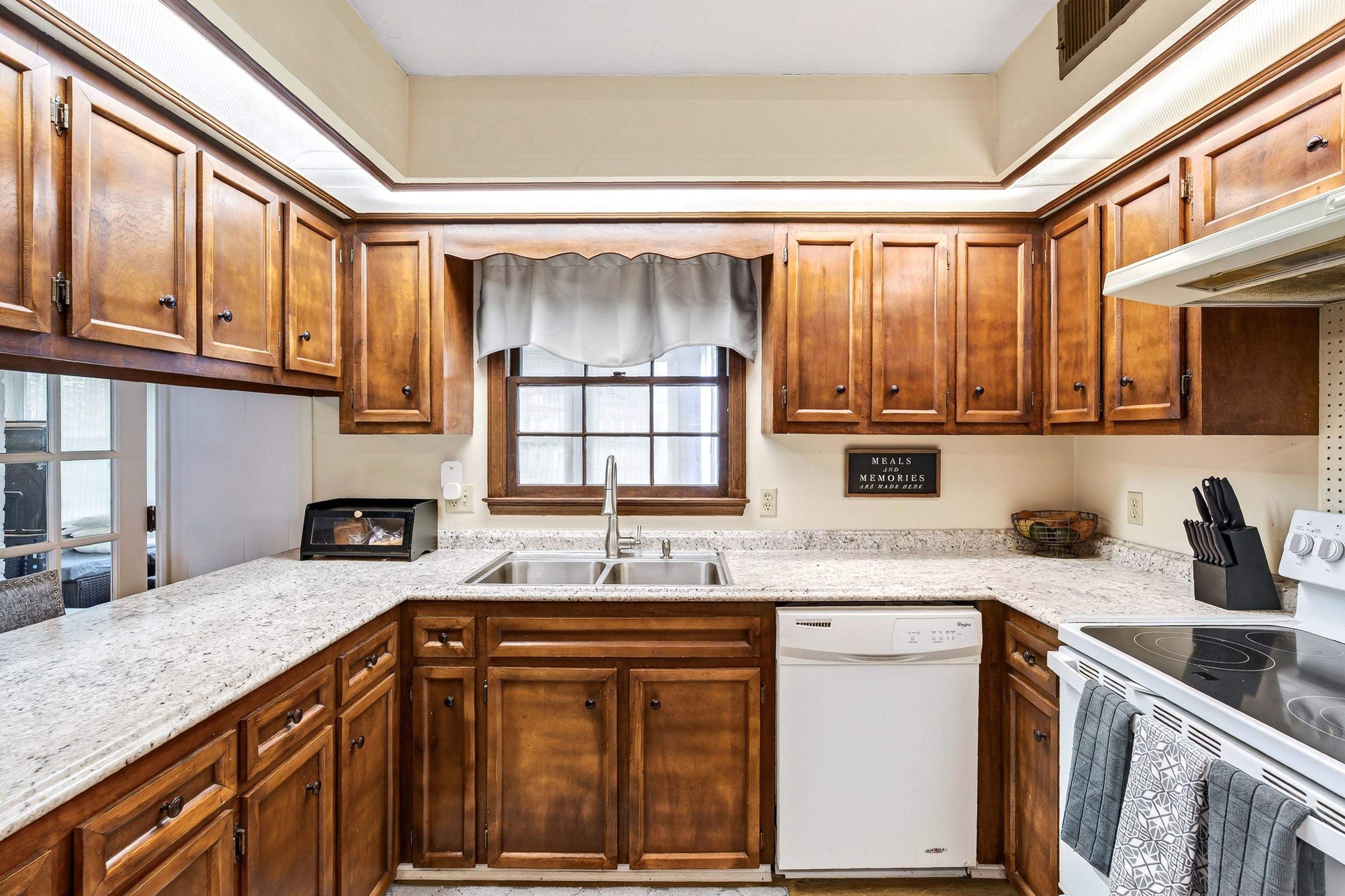 1615 CENTRAL AVE, HARRISONBURG, Virginia 22801, 5 Bedrooms Bedrooms, ,2 BathroomsBathrooms,Residential,1615 CENTRAL AVE,681032 MLS # 681032 1615 CENTRAL AVE, HARRISONBURG, Virginia 22801, 5 Bedrooms Bedrooms, ,2 BathroomsBathrooms,Residential,1615 CENTRAL AVE,681032 MLS # 681032