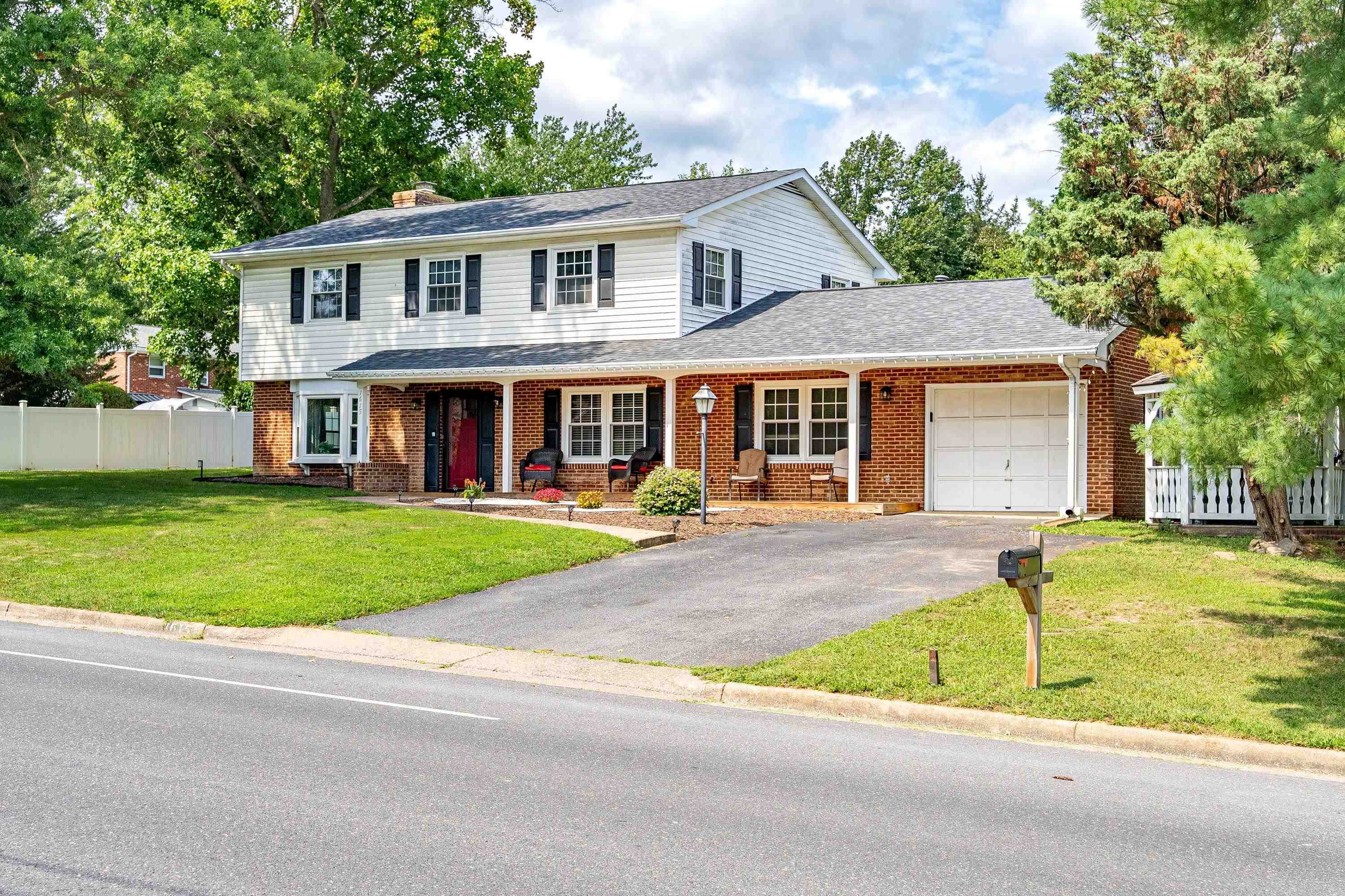 1615 CENTRAL AVE, HARRISONBURG, Virginia 22801, 5 Bedrooms Bedrooms, ,2 BathroomsBathrooms,Residential,1615 CENTRAL AVE,681032 MLS # 681032 1615 CENTRAL AVE, HARRISONBURG, Virginia 22801, 5 Bedrooms Bedrooms, ,2 BathroomsBathrooms,Residential,1615 CENTRAL AVE,681032 MLS # 681032