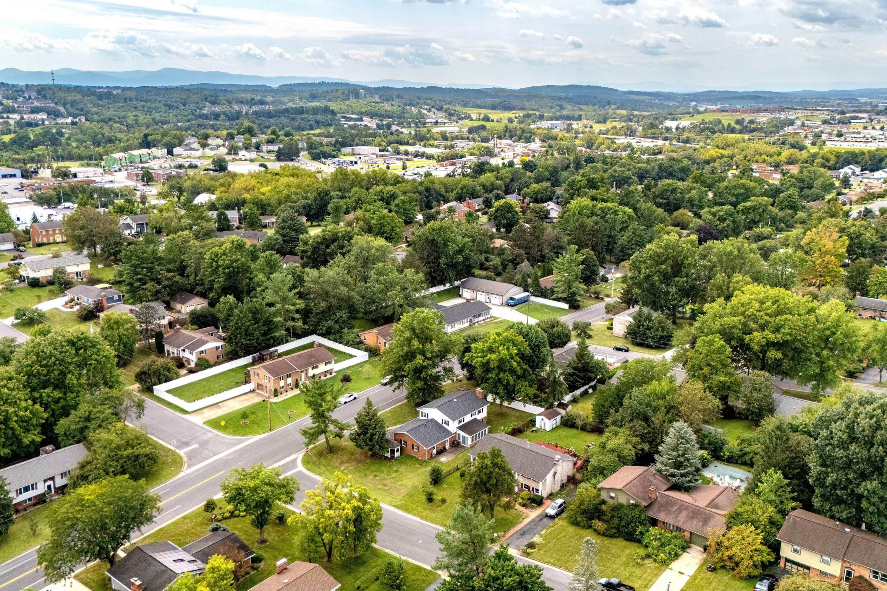 1615 CENTRAL AVE, HARRISONBURG, Virginia 22801, 5 Bedrooms Bedrooms, ,2 BathroomsBathrooms,Residential,1615 CENTRAL AVE,681032 MLS # 681032 1615 CENTRAL AVE, HARRISONBURG, Virginia 22801, 5 Bedrooms Bedrooms, ,2 BathroomsBathrooms,Residential,1615 CENTRAL AVE,681032 MLS # 681032