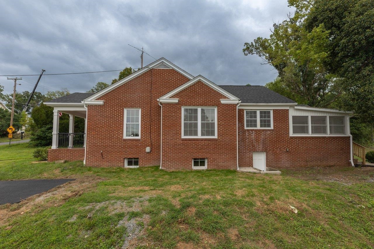 91 GRACE ST, GROTTOES, Virginia 24441, 3 Bedrooms Bedrooms, ,2 BathroomsBathrooms,Residential,91 GRACE ST,681103 MLS # 681103
