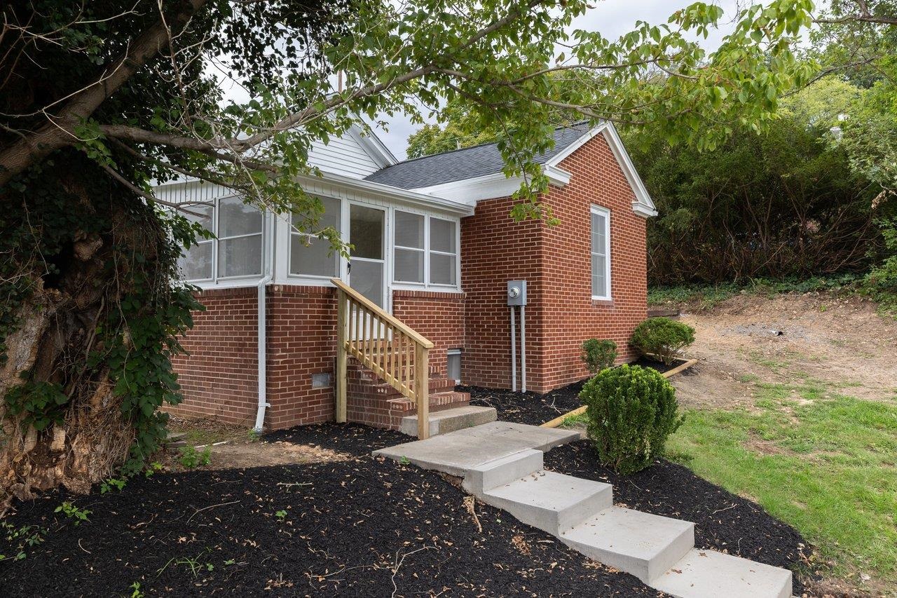 91 GRACE ST, GROTTOES, Virginia 24441, 3 Bedrooms Bedrooms, ,2 BathroomsBathrooms,Residential,91 GRACE ST,681103 MLS # 681103
