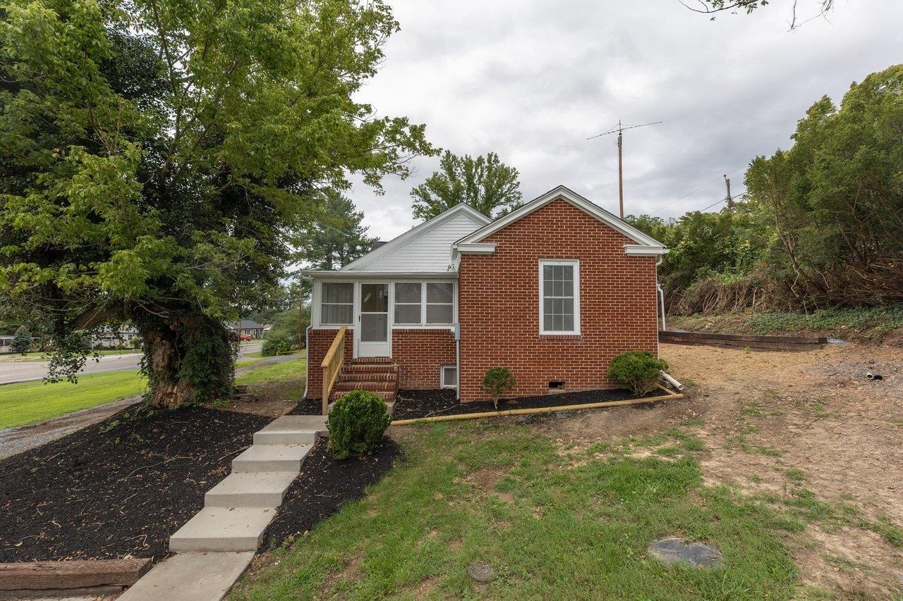 91 GRACE ST, GROTTOES, Virginia 24441, 3 Bedrooms Bedrooms, ,2 BathroomsBathrooms,Residential,91 GRACE ST,681103 MLS # 681103
