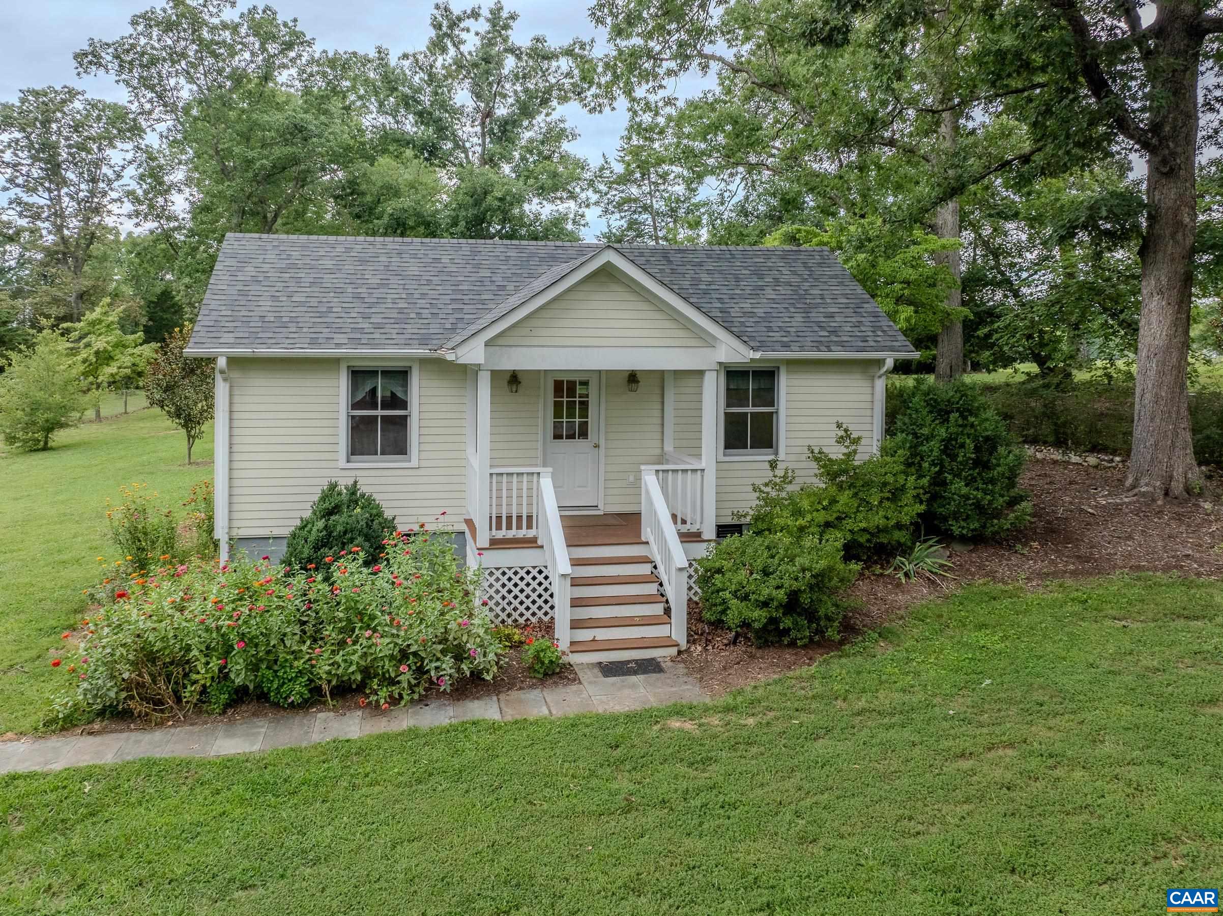 Detached cottage provides a private guest suite or income generating airbnb.