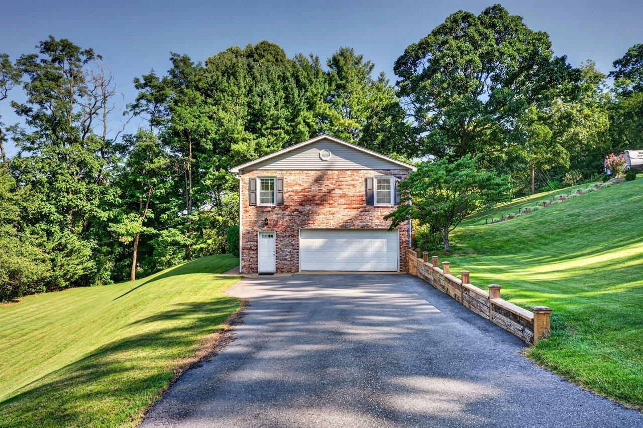 1222 WOODCREST CIR, HARRISONBURG, Virginia 22801, 3 Bedrooms Bedrooms, ,2 BathroomsBathrooms,Residential,1222 WOODCREST CIR,681133 MLS # 681133
