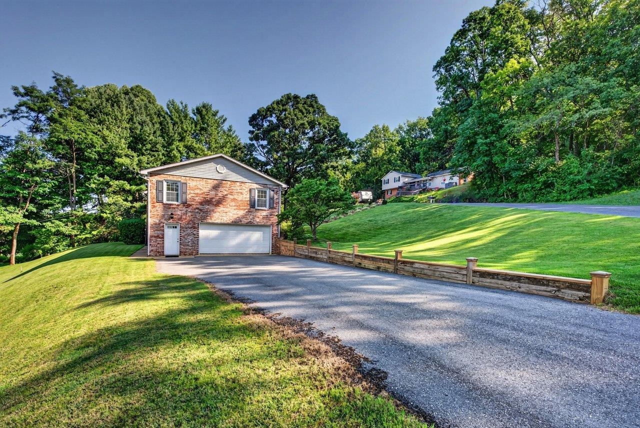 1222 WOODCREST CIR, HARRISONBURG, Virginia 22801, 3 Bedrooms Bedrooms, ,2 BathroomsBathrooms,Residential,1222 WOODCREST CIR,681133 MLS # 681133