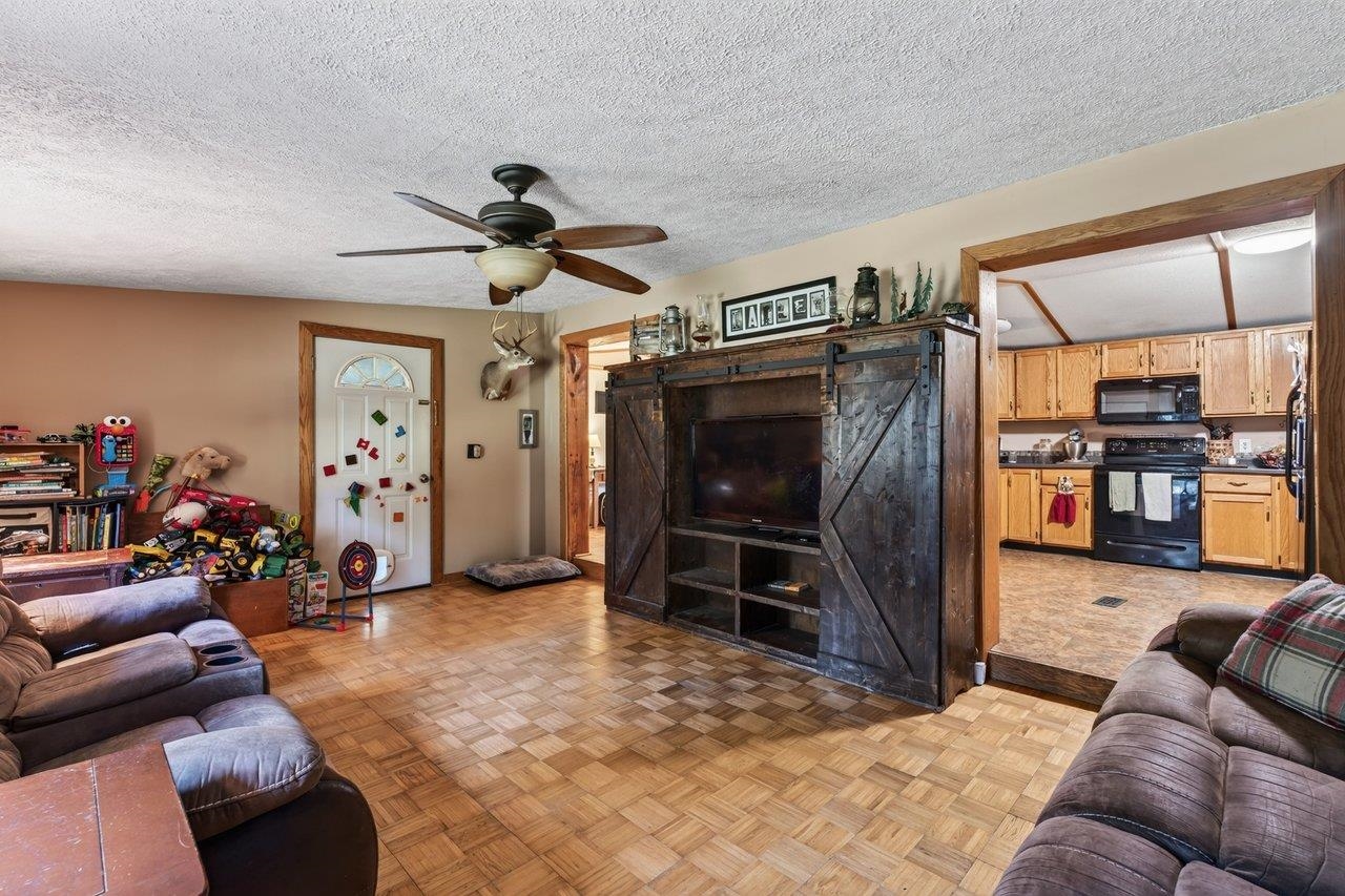 406 TRAYFOOT RD, GROTTOES, Virginia 24441, 3 Bedrooms Bedrooms, ,2 BathroomsBathrooms,Residential,406 TRAYFOOT RD,681141 MLS # 681141